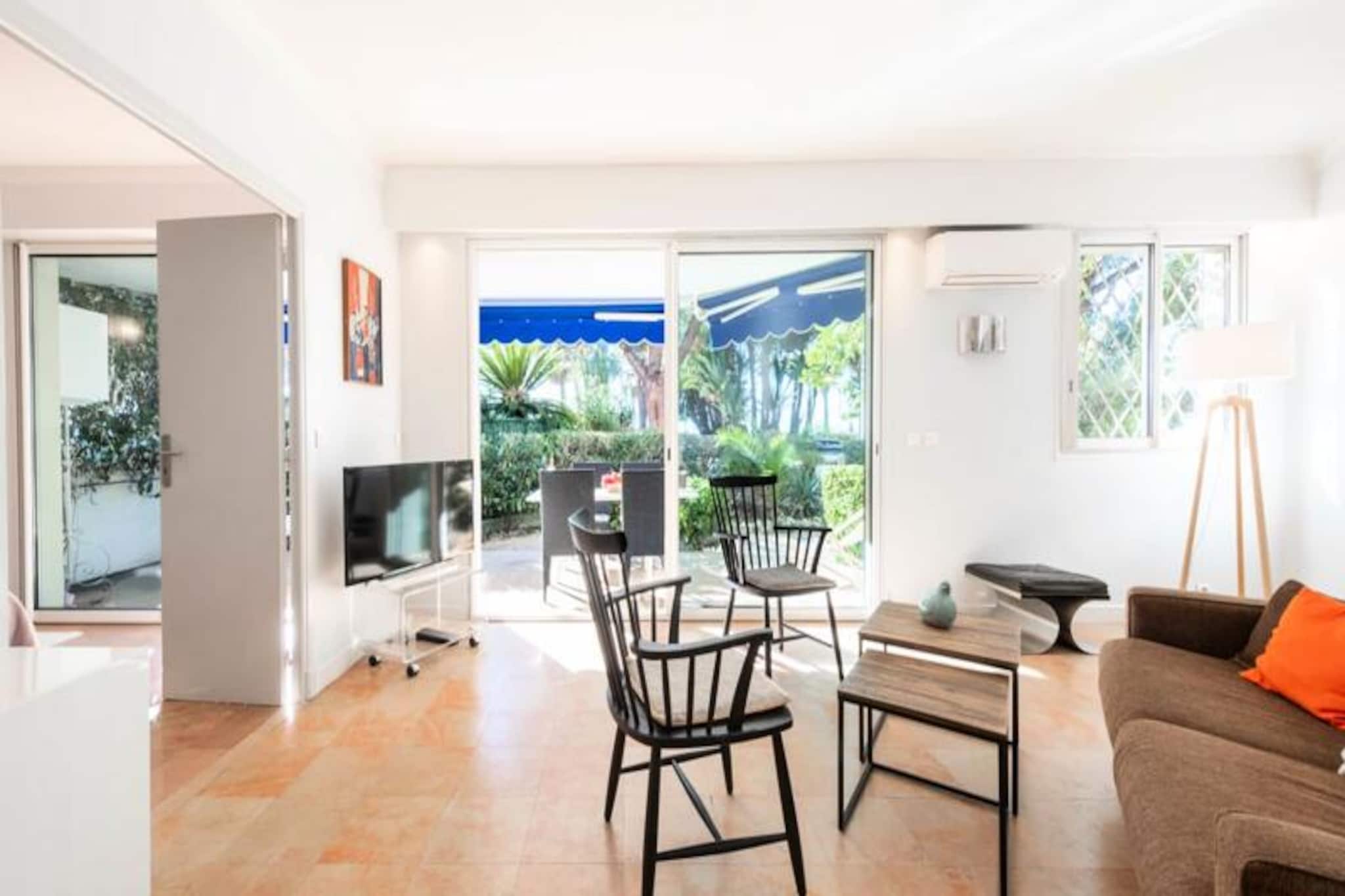 Apartment in Palm Beach with Private Garden