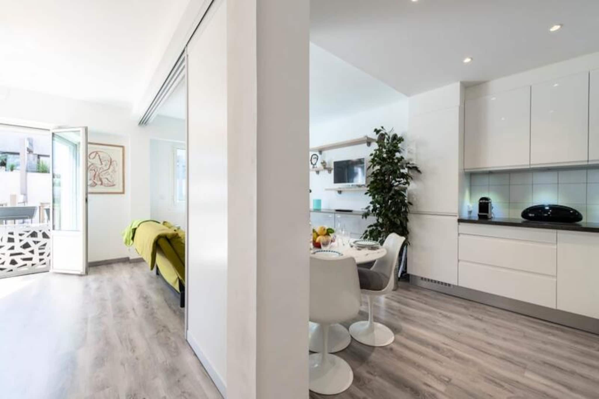 Bright apartment in central Cannes