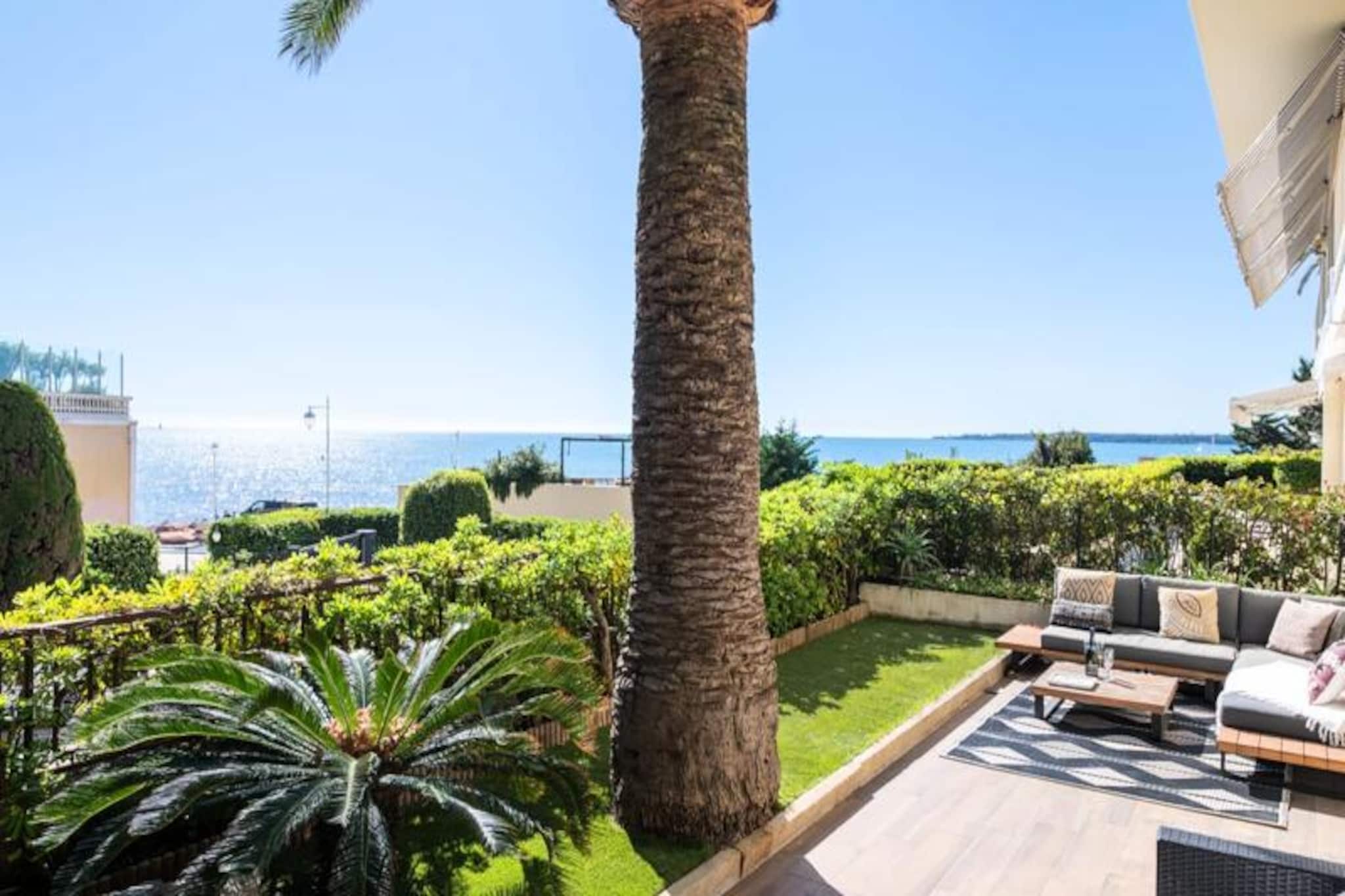 Apartment in Palm Beach with Sea View