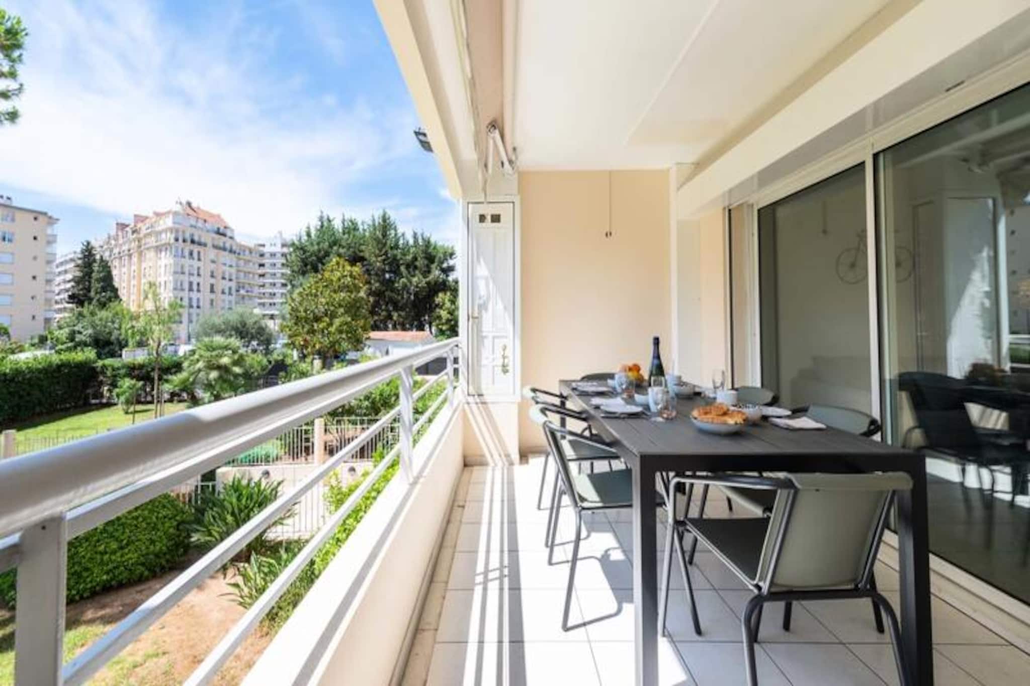 2-room apartment in a residence with a swimming pool and garage, near the Croisette