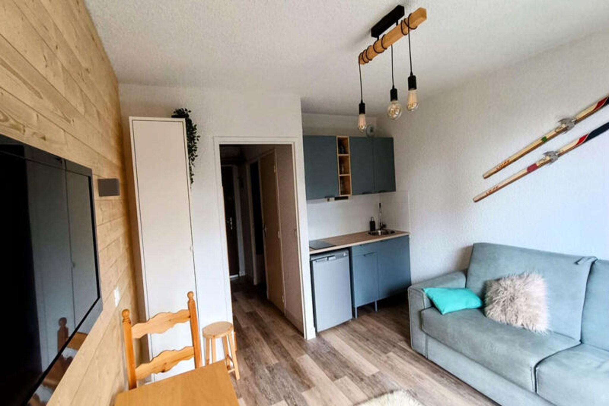 Amidst the serene charm of the French Alps, this cozy apartment on the 1st floor offers a tranquil retreat with a stunning view of the surrounding forest from its private balcony. Located less than 100 meters from the slopes and village center, it’s the perfect base for a memorable alpine getaway. Whether you’re planning an adventure-filled holiday or a peaceful escape, this property caters to families and friends alike, accommodating up to four guests with ease.
Inside, you’ll find a thoughtfully designed space featuring a comfortable living room with a sofa bed, a cozy sleeping alcove with a bunk bed, and a fully equipped kitchen ready for your culinary creations. Practical amenities such as heating, a television, a microwave, a toaster, a coffee maker, and a kettle ensure a comfortable stay. Additional conveniences include a ski locker for your gear and parking for added ease. The north-facing balcony invites you to relax and soak in the crisp mountain air after a day of exploration.
The unbeatable location places you just steps away from the slopes, shops, and local activities, making it easy to immerse yourself in the vibrant alpine lifestyle. Whether you’re skiing in winter or hiking in summer, the proximity to outdoor adventures is unparalleled. The village center offers a variety of dining and shopping options, ensuring you have everything you need within reach.
Choose this charming apartment for its ideal location, practical amenities, and the promise of unforgettable moments in the heart of the Alps. Whether it’s the thrill of the slopes or the peacefulness of the forest views, this rental is your gateway to an extraordinary alpine experience.