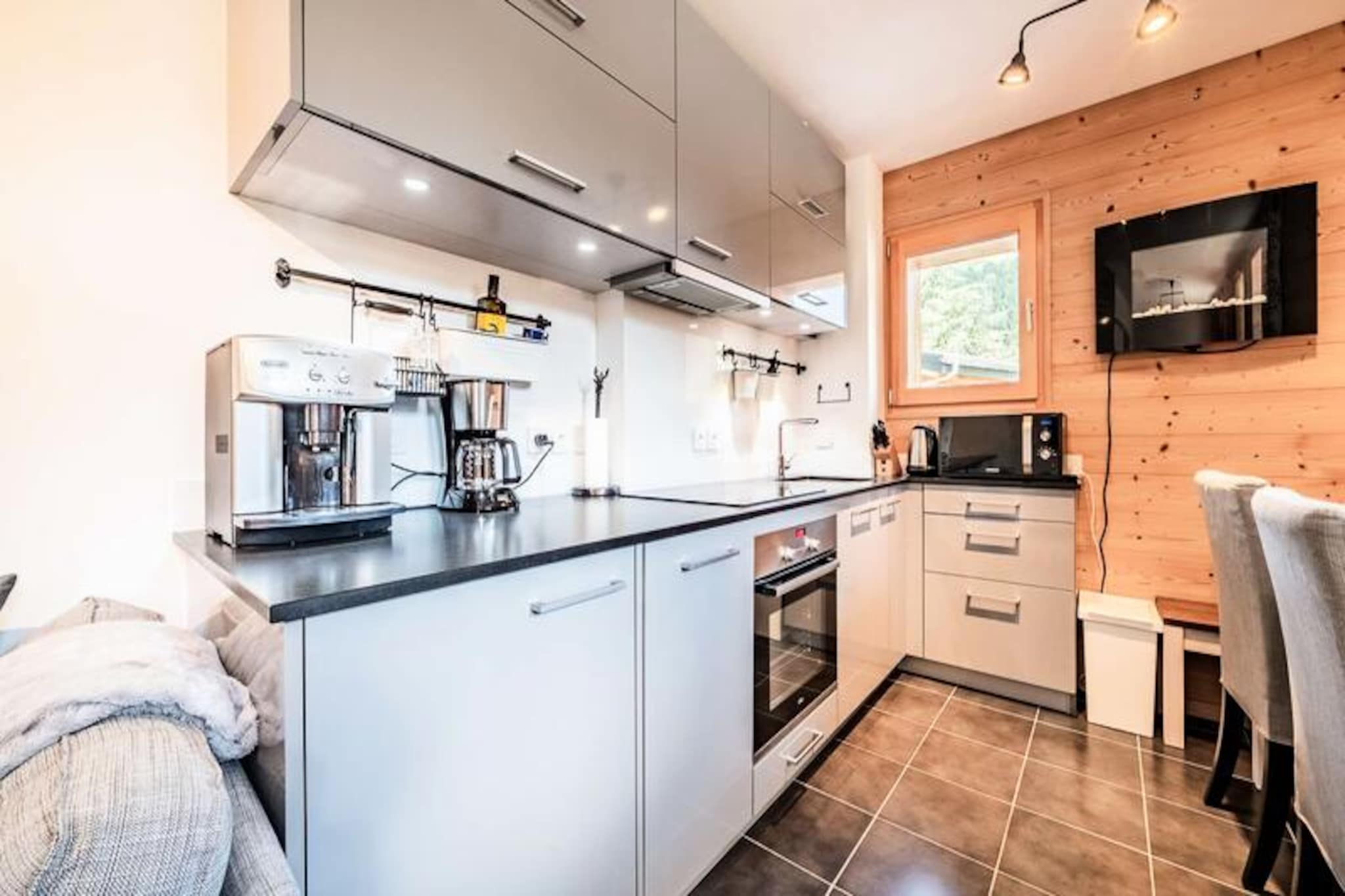 In the heart of the picturesque Morzine valley, this charming 45m² apartment offers a cozy alpine retreat for families and small groups. Located on the second floor of a residence at the foot of the slopes, it provides direct access to the Pleney gondola under optimal snow conditions, making it a perfect choice for ski enthusiasts seeking convenience and comfort. From the small balcony, you can enjoy serene mountain views that capture the essence of this enchanting French Alps destination.
The apartment comfortably accommodates 4 to 6 guests and is thoughtfully designed for relaxation after a day on the slopes. It features a welcoming entrance hall with storage, a cabin with two bunk beds, and a bedroom with a plush double bed. The open-plan living area includes a fully equipped kitchen, a cozy lounge with a sofa and television, and a dining space for shared meals. Modern amenities such as Wi-Fi, a washing machine, a dishwasher, and a ski/bike storage room with a boot dryer ensure a hassle-free stay. Bedding, towels, and end-of-stay cleaning are all included for your convenience.
Beyond the apartment, Morzine offers a wealth of activities year-round. In winter, explore the expansive Portes du Soleil ski area, while summer brings hiking, biking, and the benefits of being a Summer Multipass partner. The vibrant town center, just a short walk away, is filled with charming shops, local restaurants, and après-ski spots to complete your alpine experience.
Whether you're drawn by the thrill of the slopes or the tranquility of the mountains, this apartment is your gateway to unforgettable adventures in Morzine.