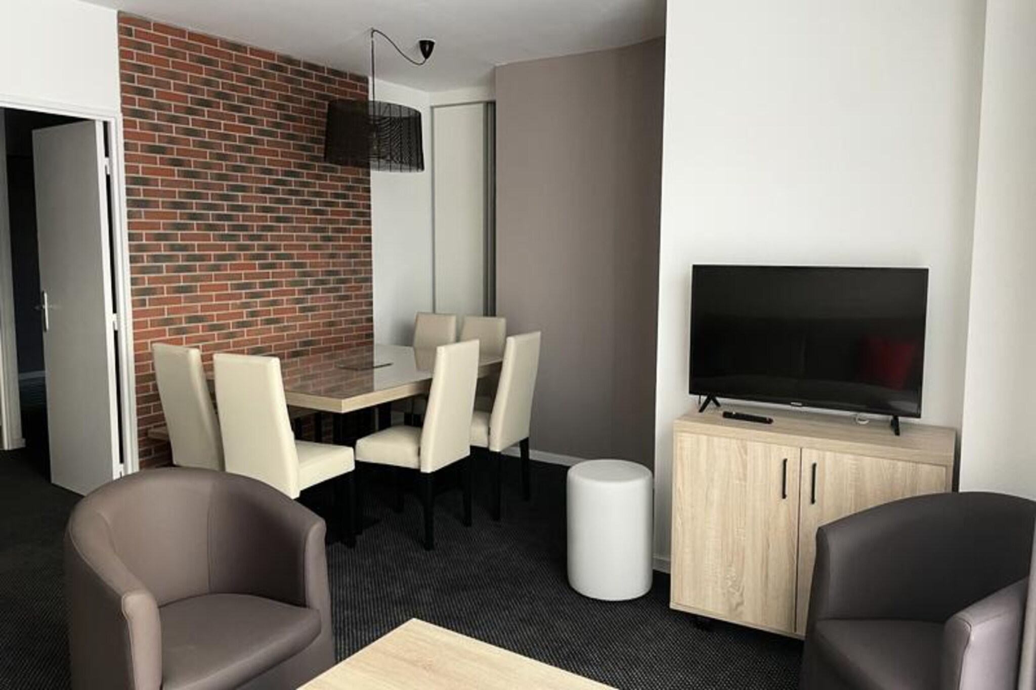 2 Rooms for 8 People