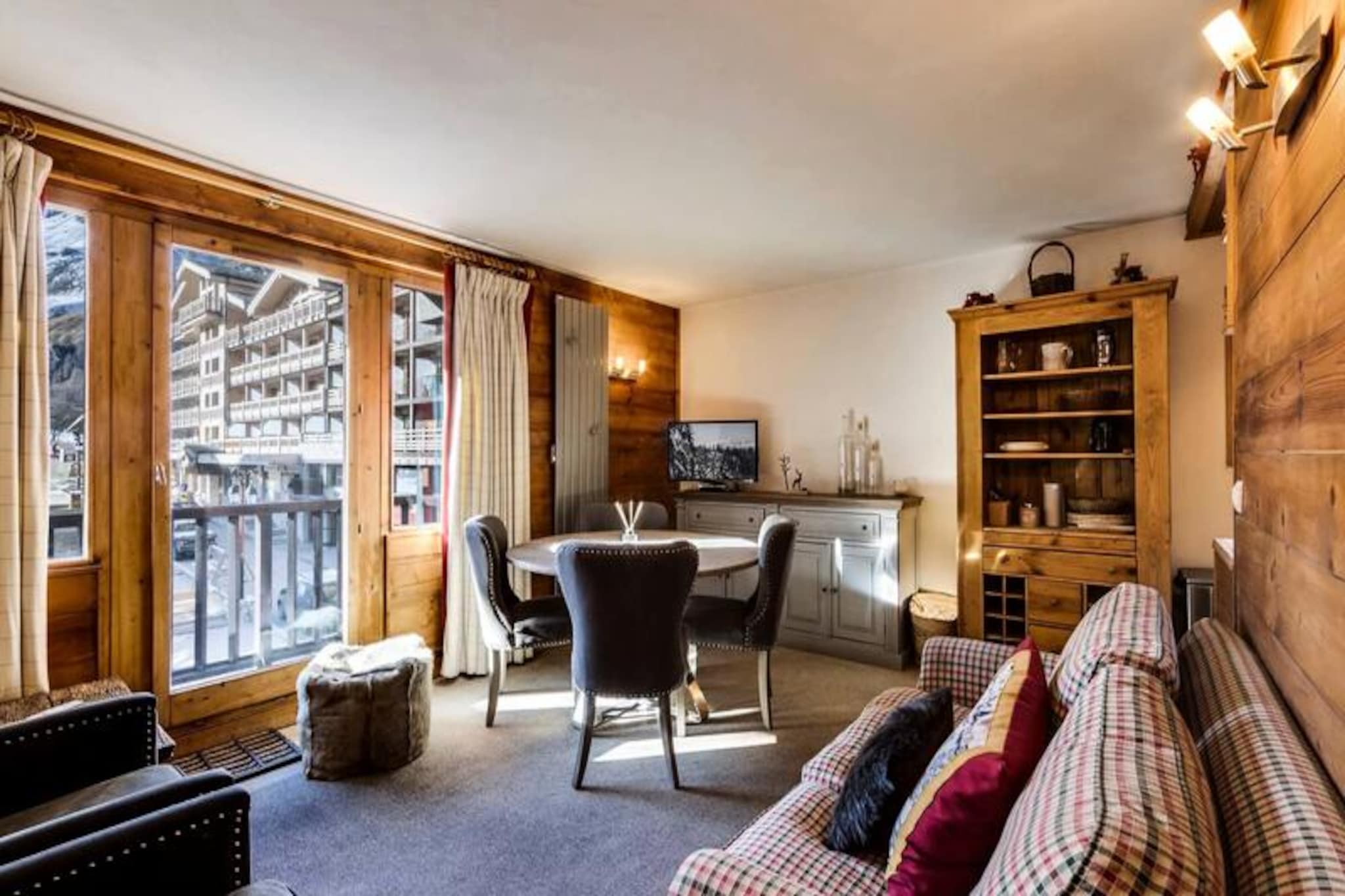 Bright apartment, ski-in/ski-out access, covered parking