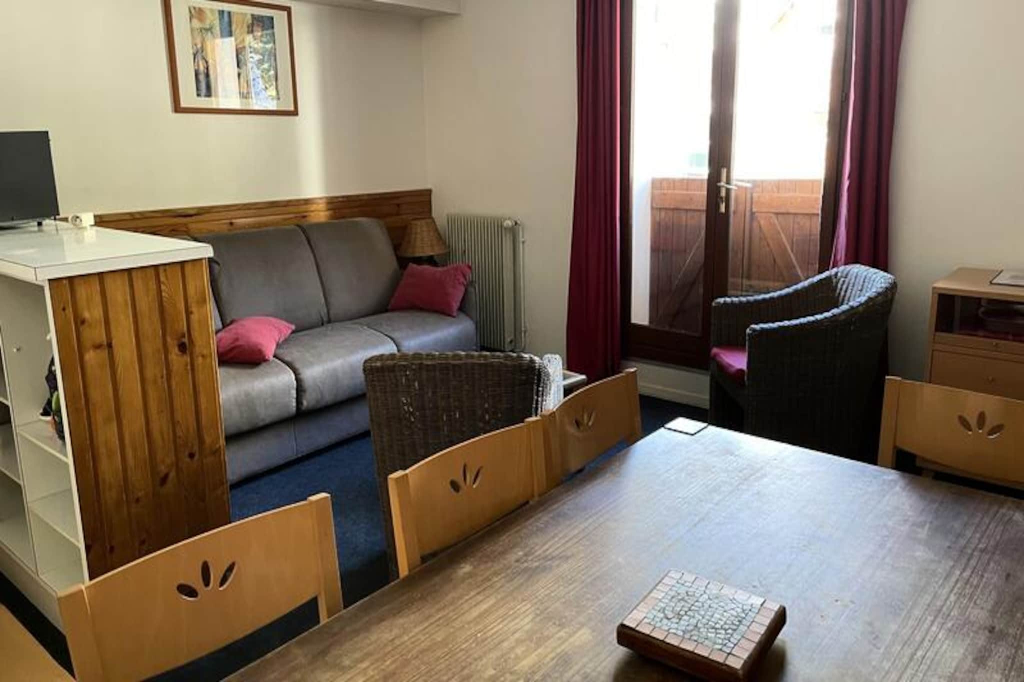 2 Rooms for 9 People