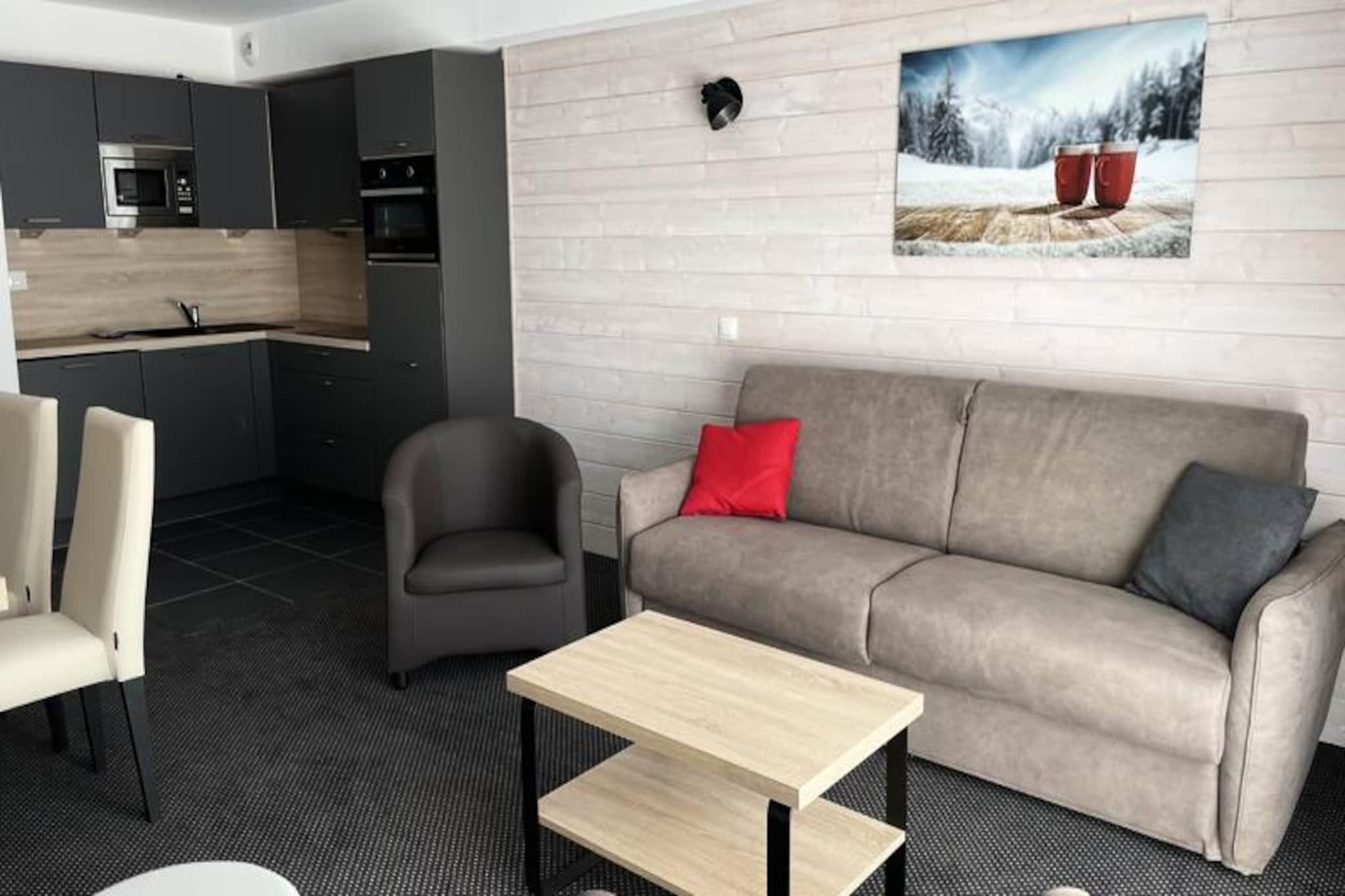Apartment near slopes with pool access