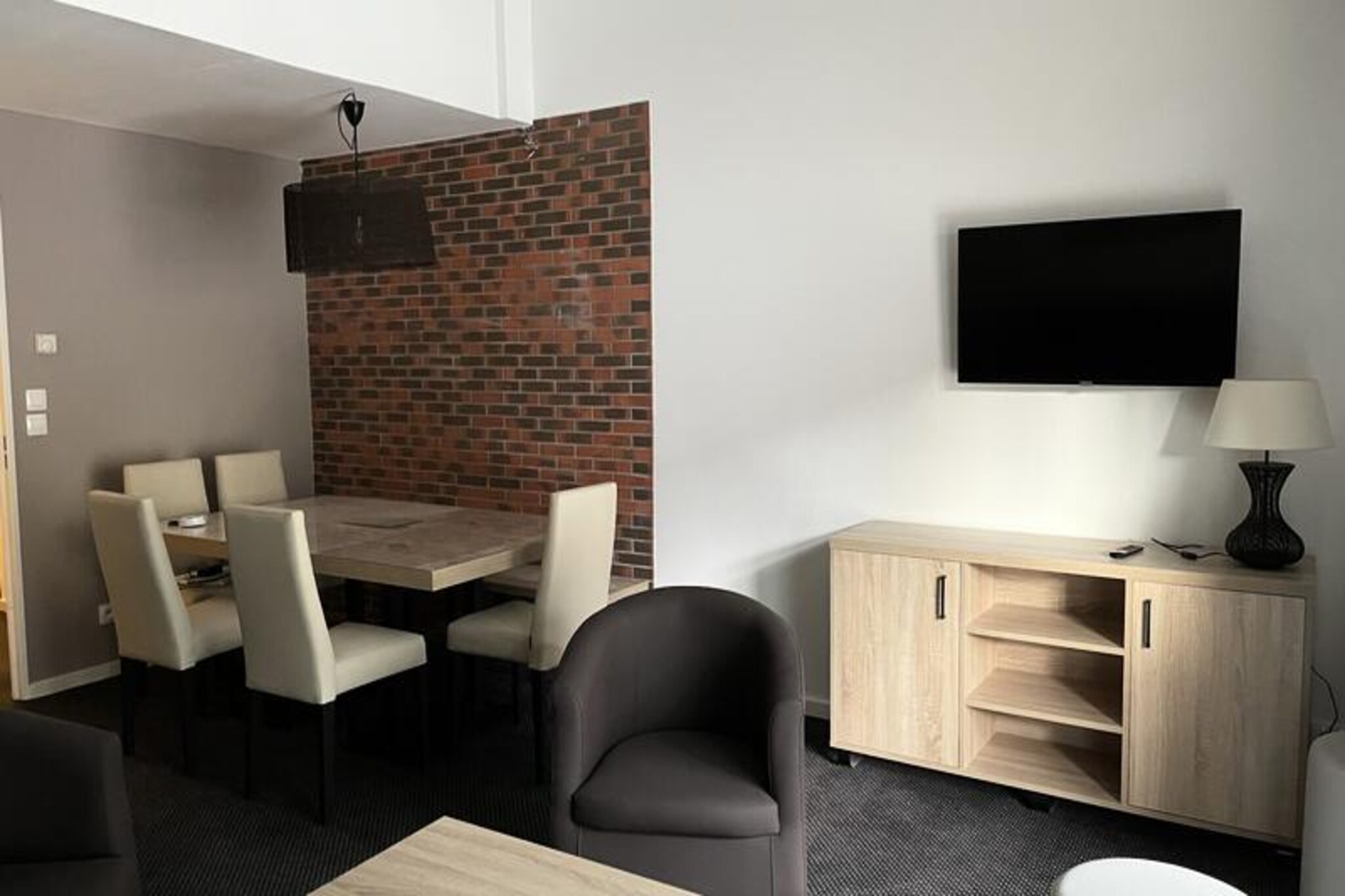 2 Rooms for 8 People