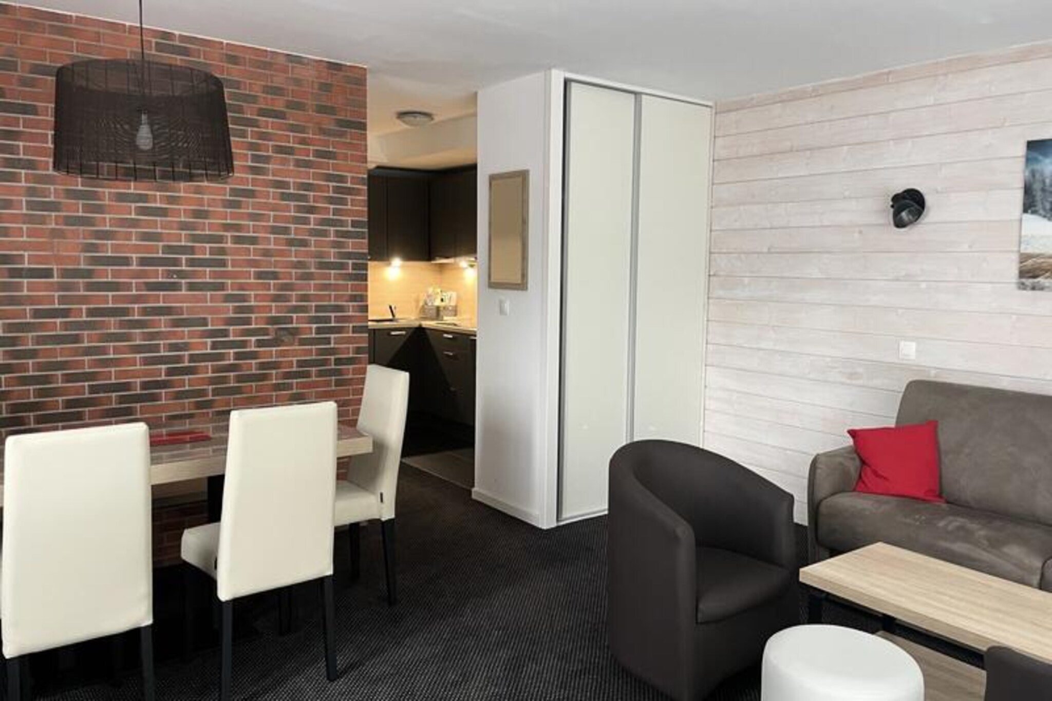 2 Rooms for 6 People