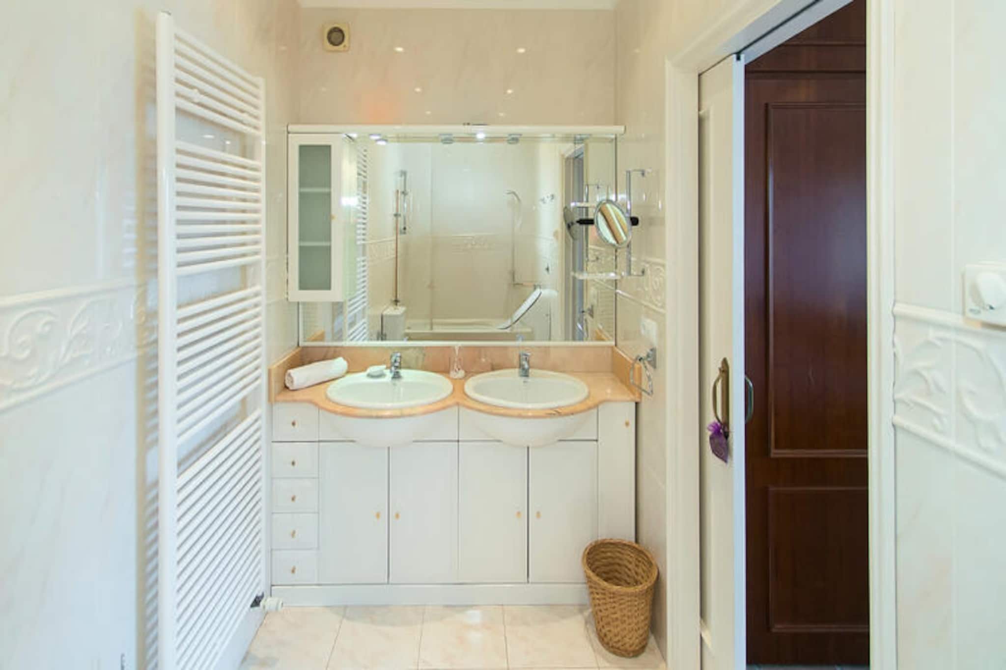 Maison à Roses-Non tagué