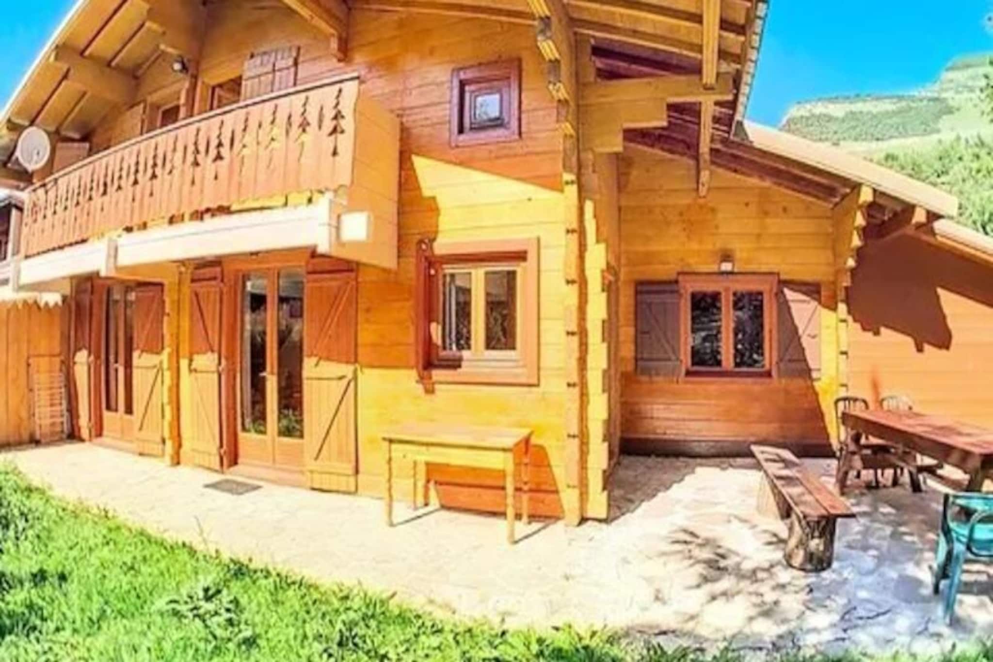 Chalet in Petit Plan near Ski Trails