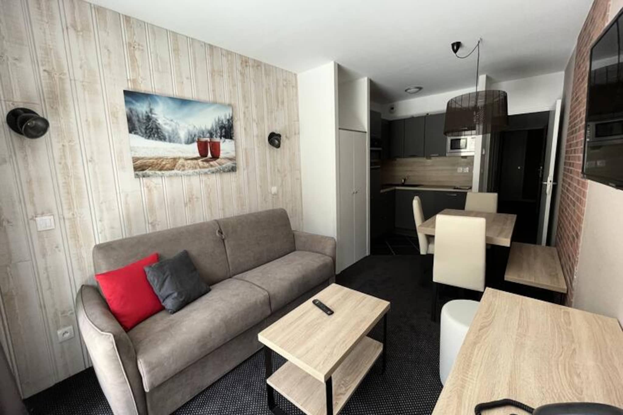 Apartment near slopes with pool & views