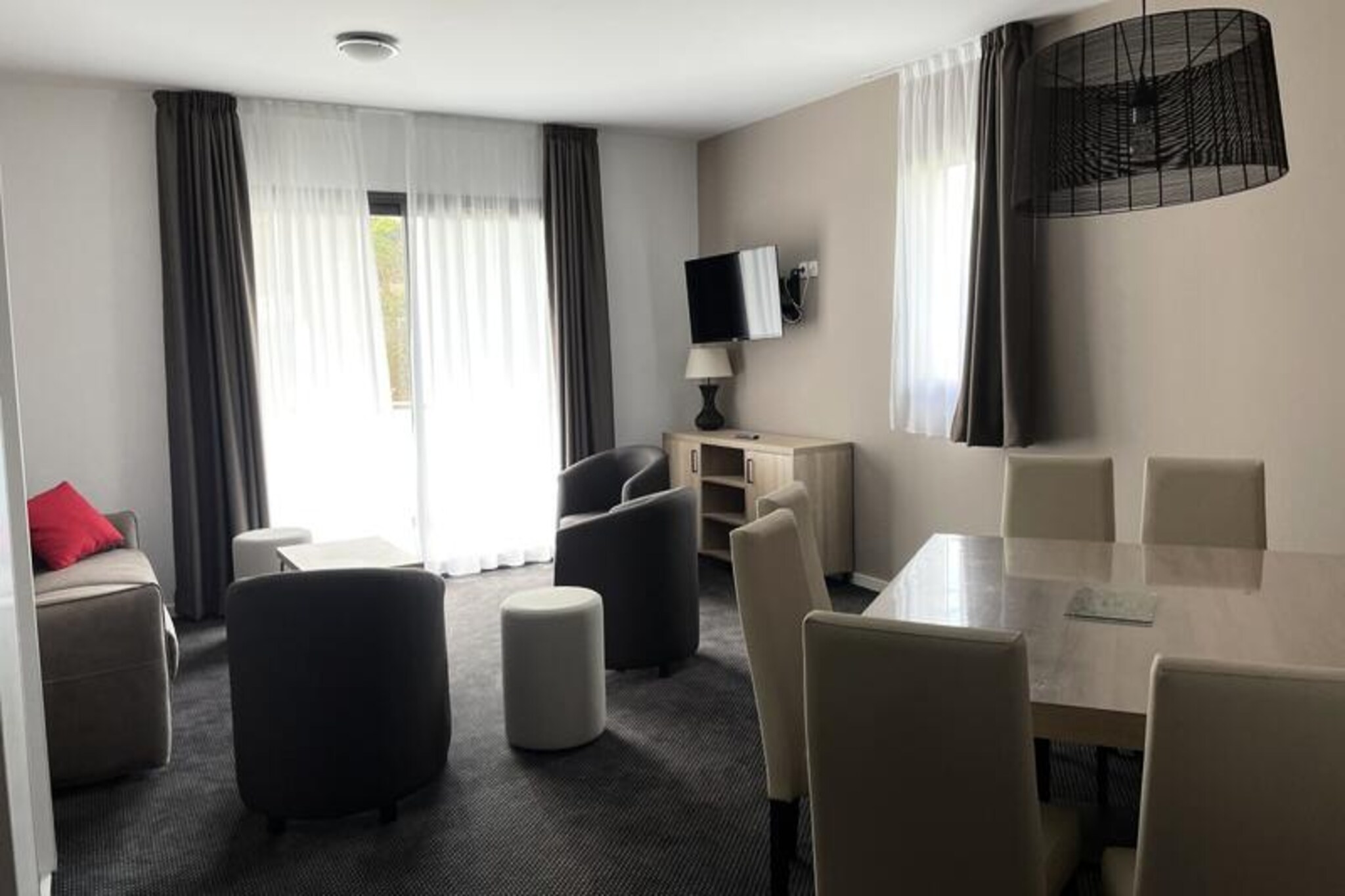 Apartment near slopes with pool access