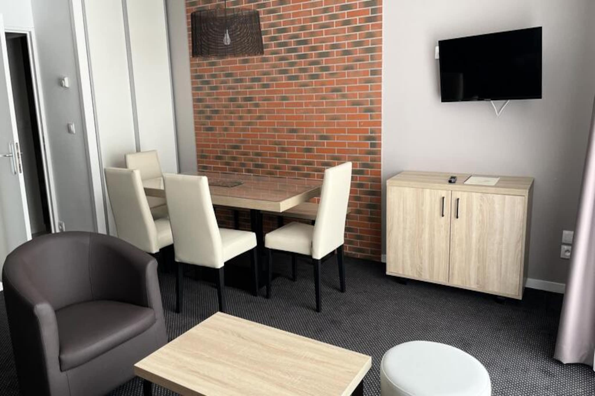 Apartment near slopes with pool & jacuzzi