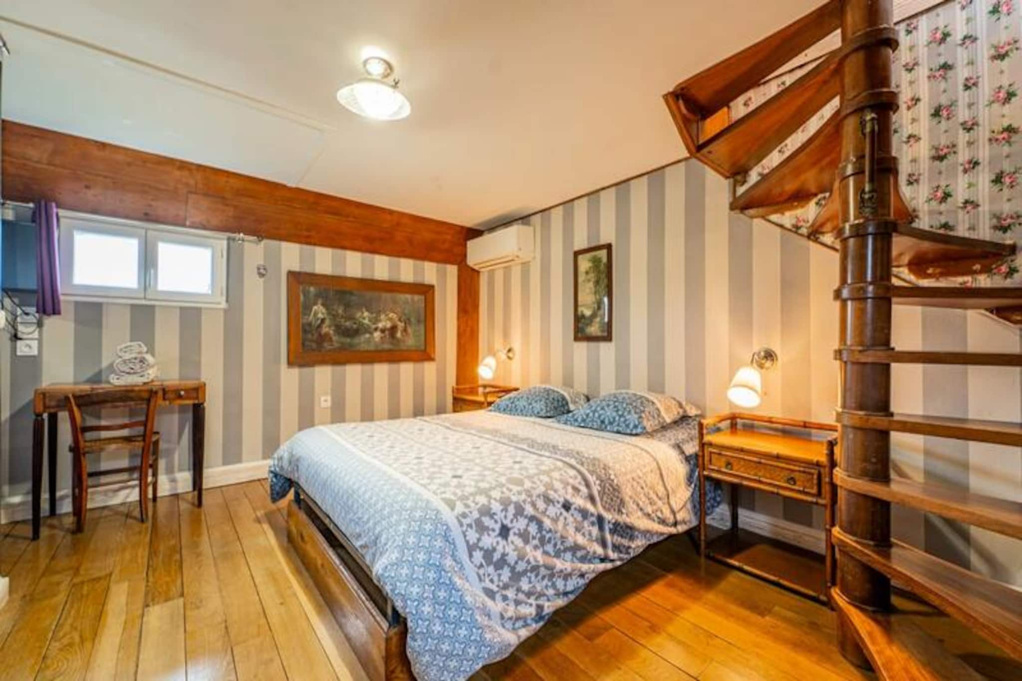 Holiday Home in Bordeaux on Quiet Barge