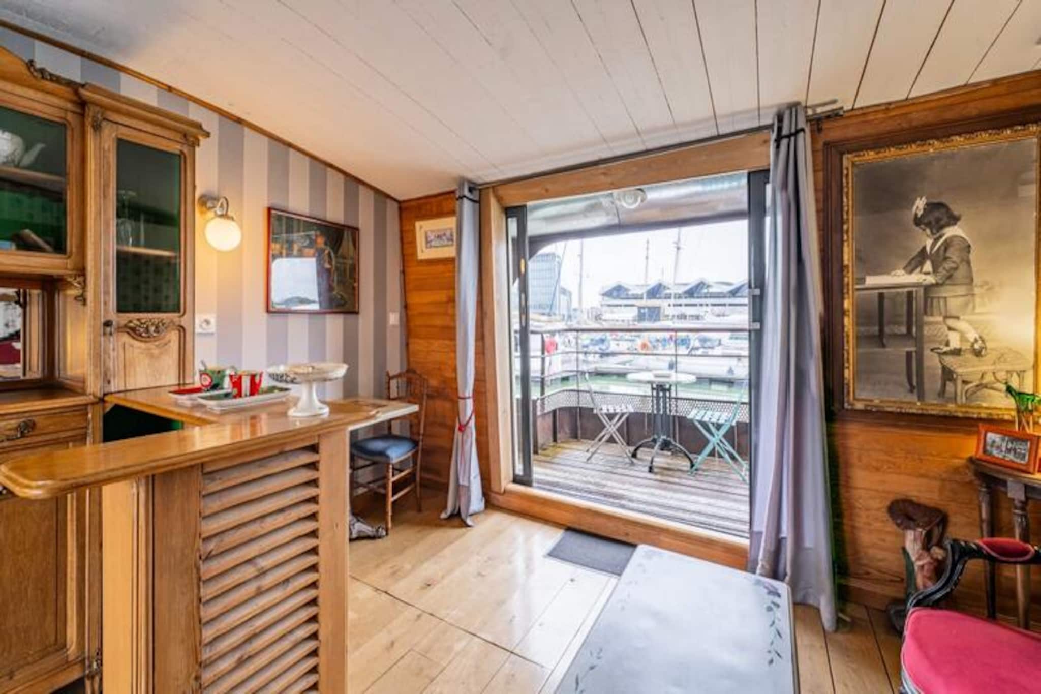 Holiday Home in Bordeaux on Quiet Barge