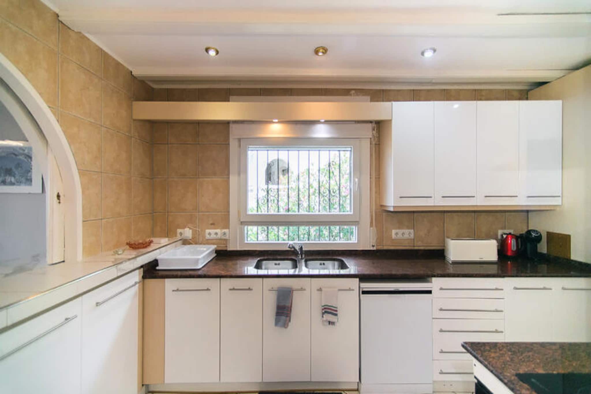 Maison à Roses-Niet-getagd