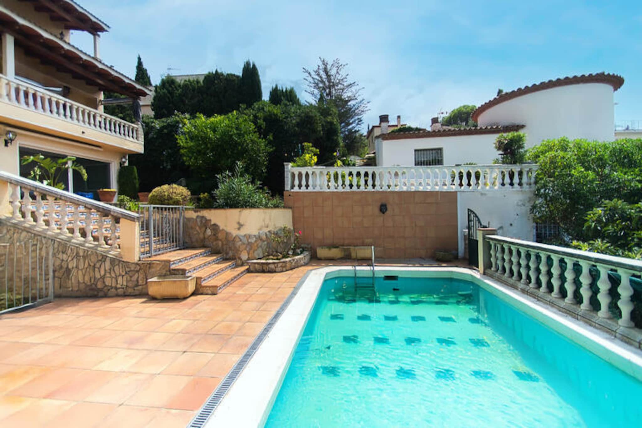 Maison à Roses-Niet-getagd