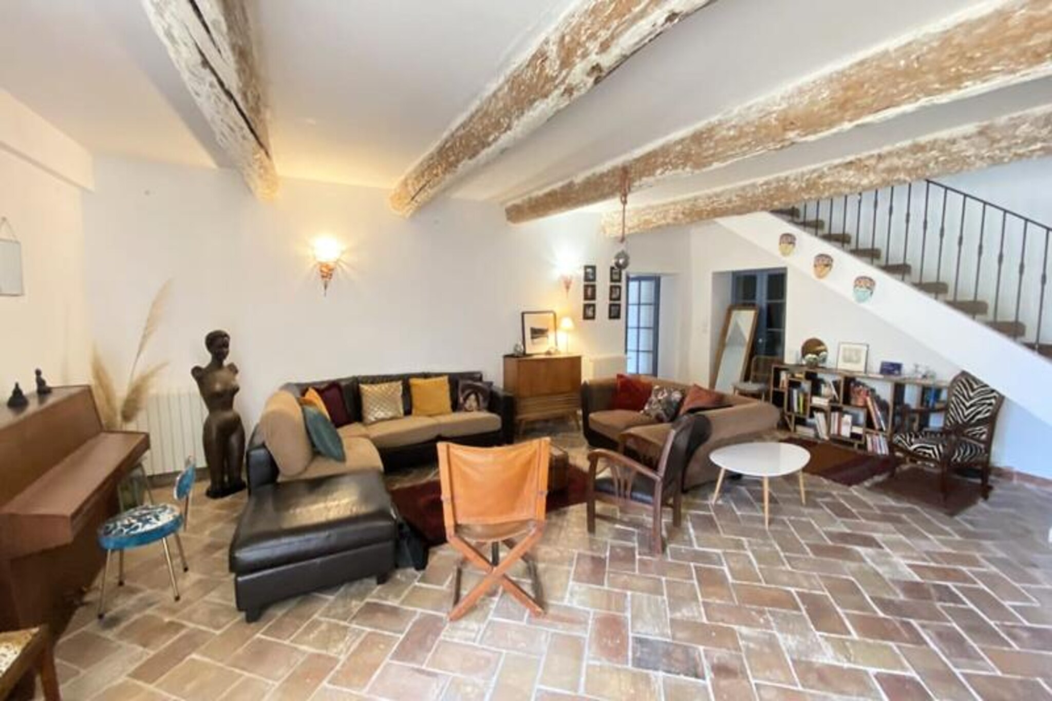 In the heart of Provence, where golden fields meet the azure sky, this charming Provençal farmhouse offers an idyllic retreat for those seeking tranquility and authentic regional charm. Surrounded by lush greenery and the gentle hum of cicadas, this former provost's residence invites you to immerse yourself in the timeless beauty of southern France. Whether you're planning a family getaway or a gathering with friends, this property is the perfect base for exploring the treasures of Provence.
Spanning 250 m², the farmhouse features five spacious suites, each between 30 and 40 m², complete with private bathrooms and air conditioning for ultimate comfort during the warm summer months. The shared living spaces include a large kitchen, dining room, and a cozy lounge, all designed for convivial moments. Outside, the 6000 m² park offers endless opportunities to relax, from the secure swimming pool to the pétanque court, volleyball and badminton areas, and even a ping-pong table. For added indulgence, a wellness area with a jacuzzi and massage services is available by reservation.
The location is unbeatable, with village shops, bakeries, and restaurants just a short stroll away. Nature enthusiasts will love the nearby hiking trails, kayaking on the Sorgue River, and treetop adventure courses. Families can enjoy the Spirou amusement park, Wave Island water park, and Monteux Lake, all within a five-minute drive. For cycling enthusiasts, the property partners with local bike rental agencies to provide tailored routes and equipment.
From the historic city of Avignon to the picturesque canals of L'Isle-sur-la-Sorgue, and from the iconic Mont Ventoux to the stunning Pont du Gard, the region is brimming with unforgettable experiences. Whether you're savoring local wines, exploring Provençal markets, or simply soaking up the sun by the pool, this farmhouse promises a warm and welcoming escape to the heart of Provence.