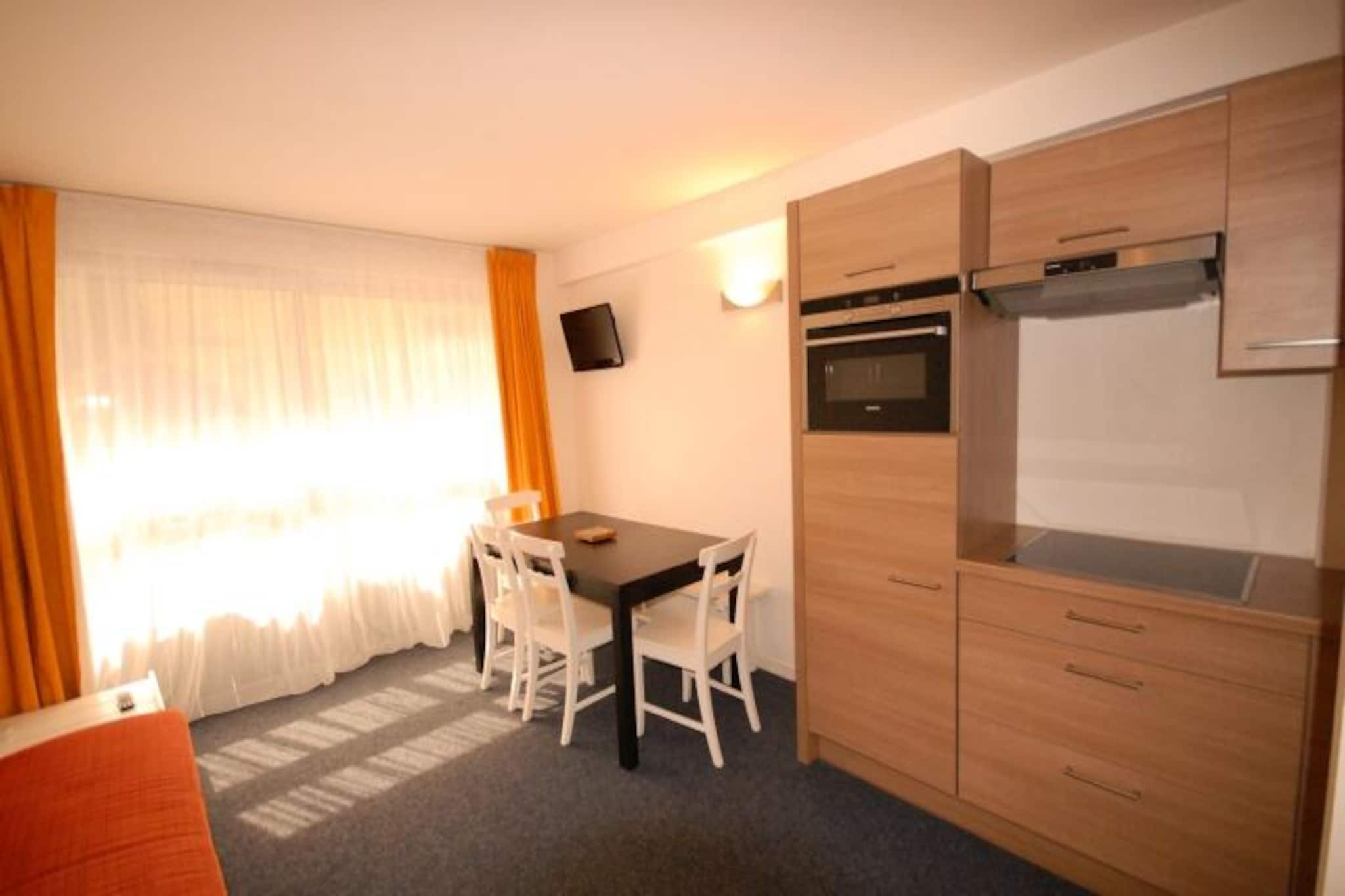 2 Rooms for 8 People