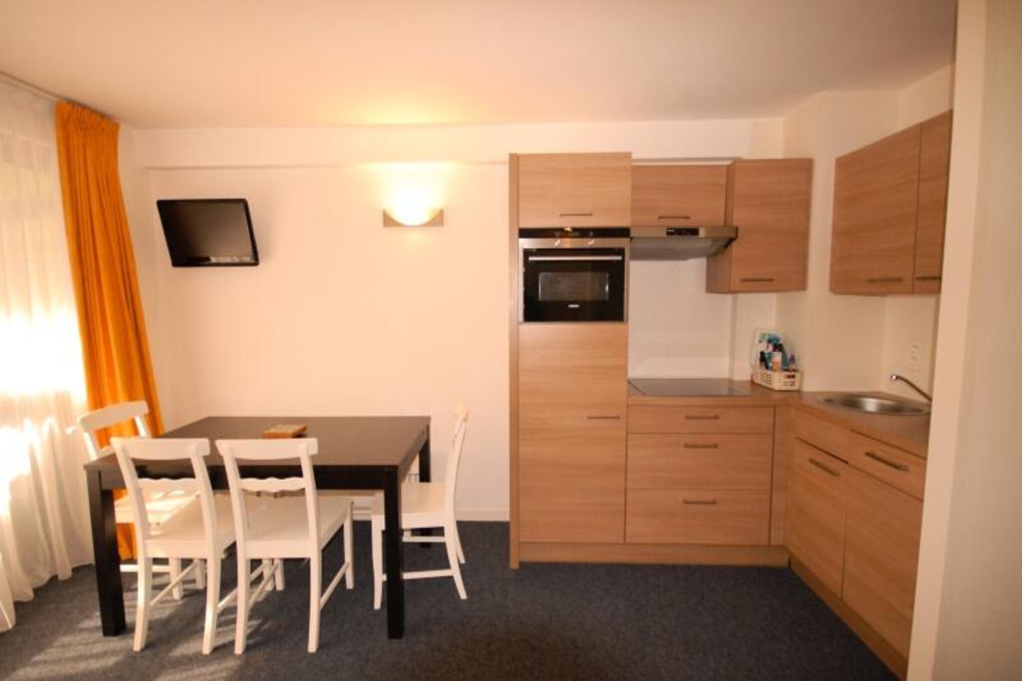 2 Rooms for 8 People
