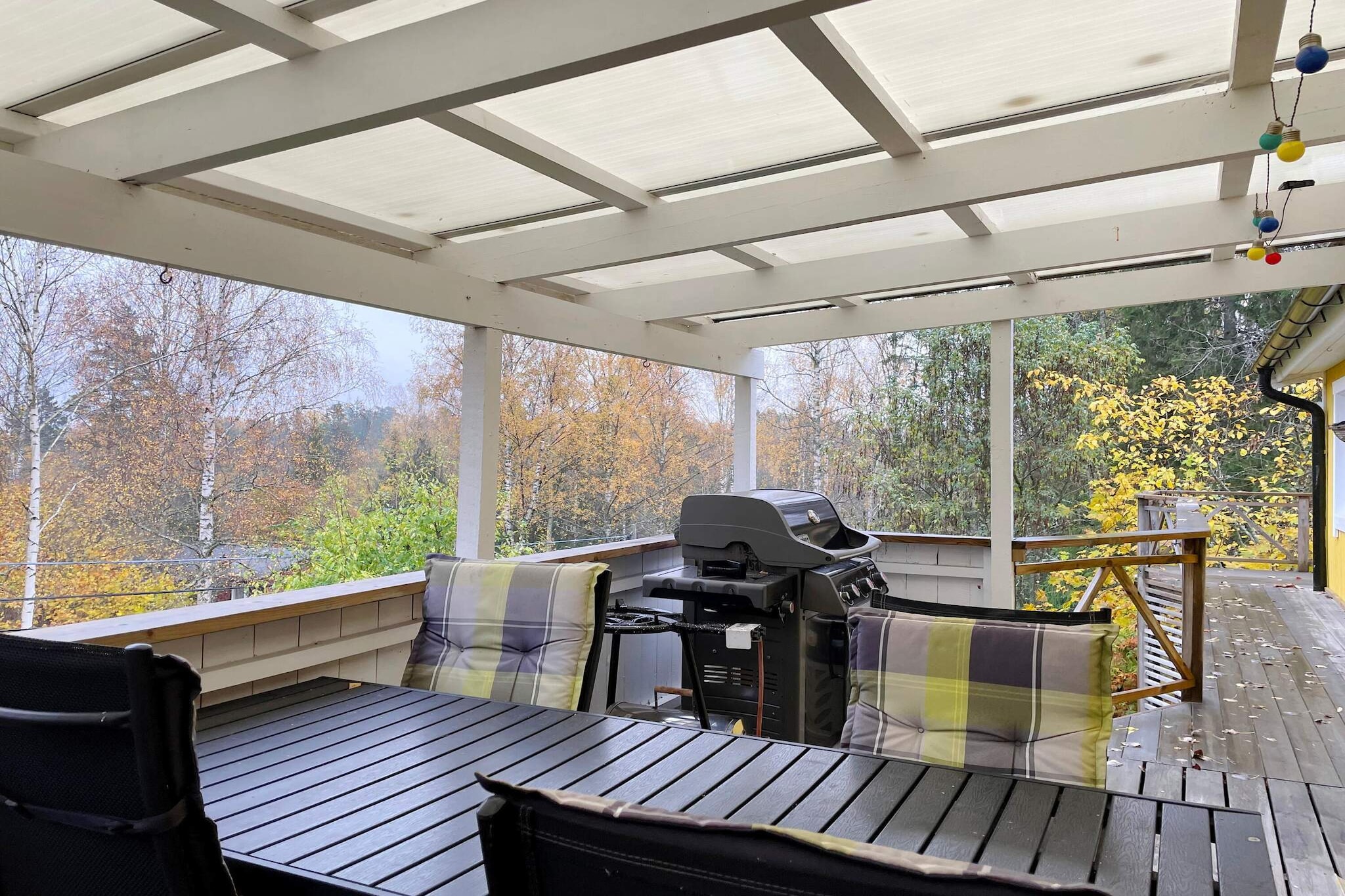 Gezellig toevluchtsoord in het bos met bubbelbad-Buitenlucht