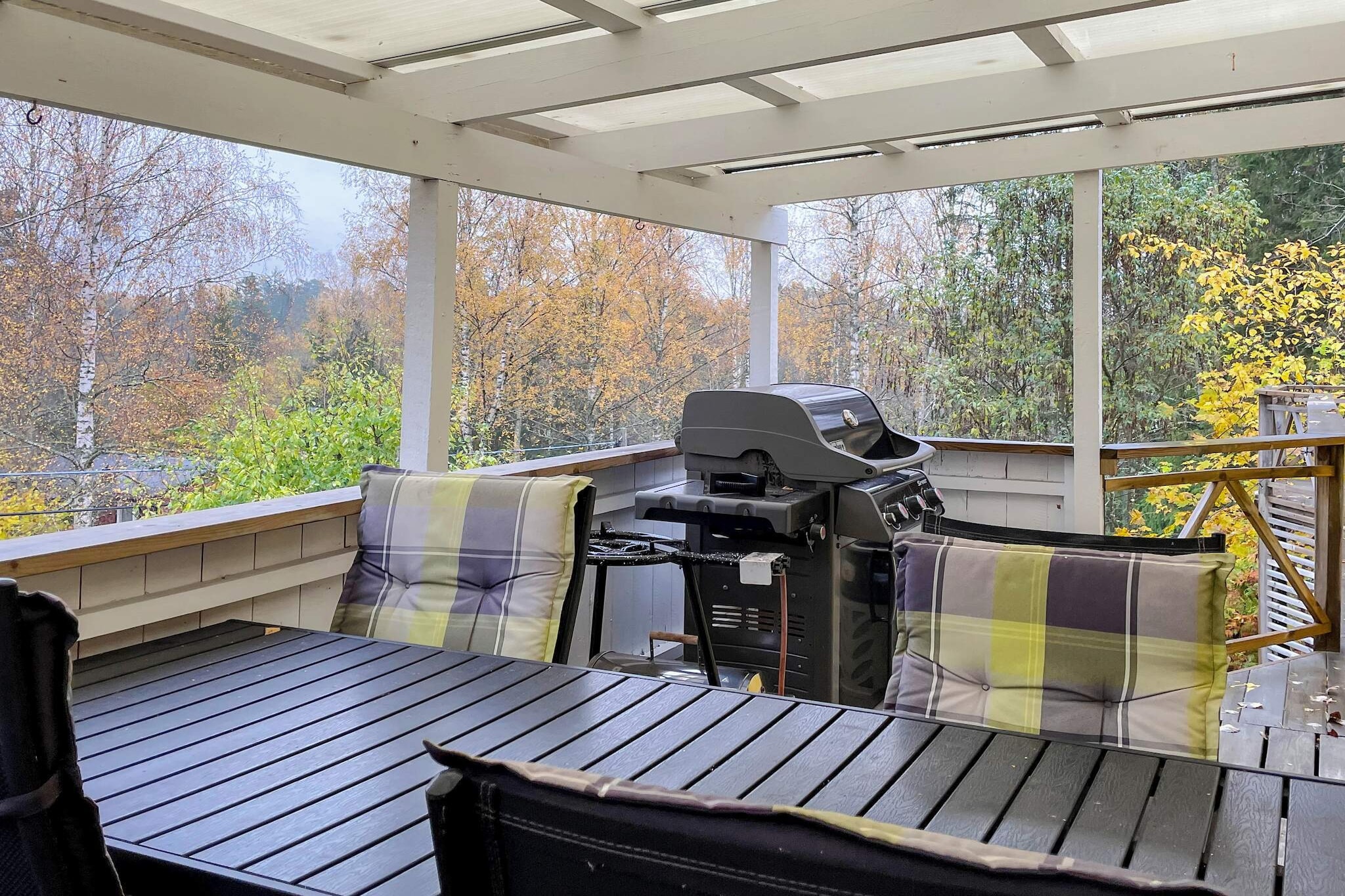 Gezellig toevluchtsoord in het bos met bubbelbad-Buitenlucht