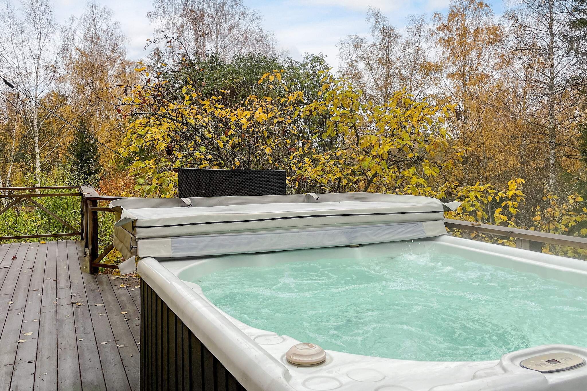 Gezellig toevluchtsoord in het bos met bubbelbad-Buitenlucht