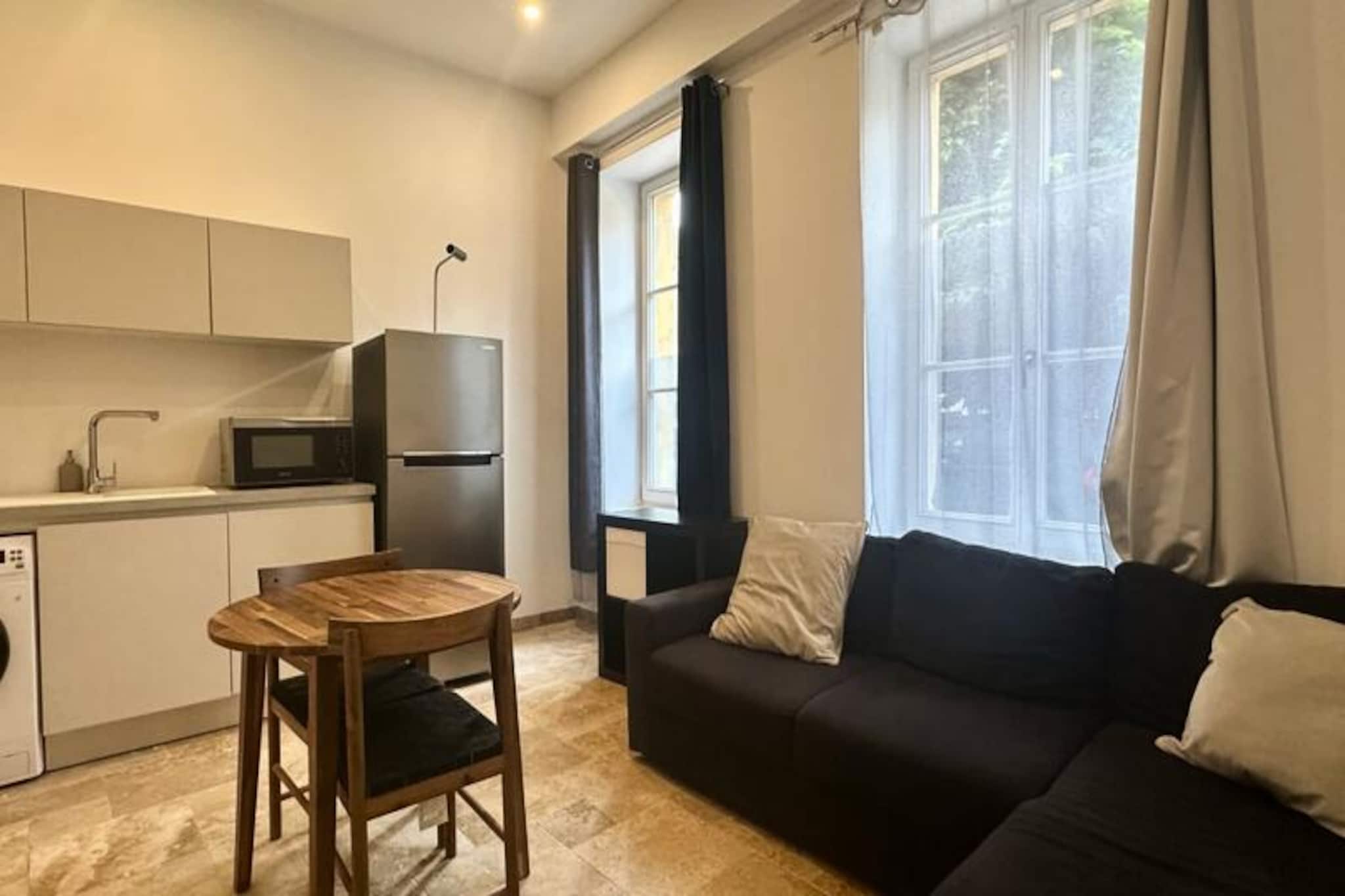 Discover "Le 302 Sainte Ségolène," a modern, bright, and perfectly located apartment in the heart of Metz, ideal for a stay combining comfort, style, and tranquility.
Welcome to "Le 302 Sainte Ségolène," a modern and bright apartment nestled on the 3rd floor of a quiet building in the very heart of Metz!
Ideally located at 1 bis rue Marchant, just steps from the charming Place Jeanne d'Arc and the Sainte-Ségolène church, this contemporary one-bedroom apartment has been completely redesigned. Combining comfort, style, and practicality. Perfect for a business trip, a romantic getaway, or a solo weekend.
You'll be charmed by its designer decor, with clean lines and elegant tones. The light-filled living area opens onto a fully equipped kitchen, ideal for quick meals or cozy dinners.
Apartment features:
• High-speed Wi-Fi
• Smart TV
• • Washing machine
• Modern and welcoming decor
• Ample storage
• Check-in from 4 pm (or 1 pm upon request)
• Check-out until 11 am (or 1 pm upon request)
• High-end bedding, beds made upon arrival
• Professional cleaning and hotel linens provided
• For a truly unique stay, don't hesitate to ask us about our "romantic" and "anniversary" packages.
Book "Le 302 Sainte Segolène" and enjoy a modern haven in the heart of Metz.
See you soon,
Kevin and the team
Security deposit (in euros) - 0.0
