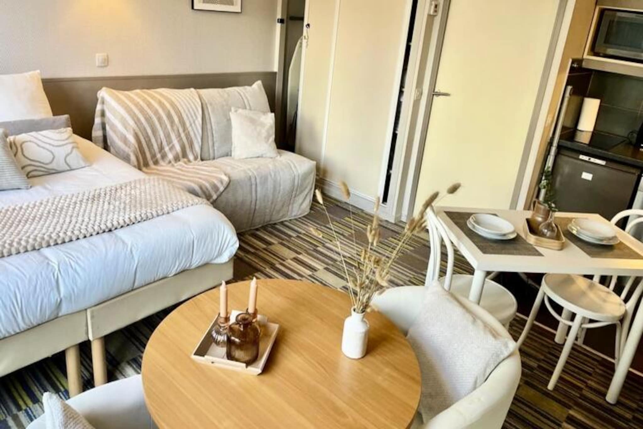 Step into a world of comfort and convenience with this bright and spacious apartment, perfectly situated near Porte de Versailles. Whether you're visiting for business or leisure, this 26 m² studio offers a serene retreat amidst the vibrant energy of Paris. The apartment is located on the second floor of a prestigious 4-star residence, ensuring a blend of modern amenities and warm hospitality. From the private balcony, enjoy peaceful moments with no overlooking neighbors, a rare find in the bustling city. 
 
 Inside, the apartment is thoughtfully designed to cater to your every need. The living and dining area features two cozy single beds and a sofa bed, ideal for a child, making it perfect for couples, small families, or solo travelers. A fully equipped kitchenette invites you to prepare your favorite meals, while the private bathroom with a bathtub and separate toilet adds to the comfort. The residence also offers air conditioning, ensuring a pleasant stay during warmer months.
 
 The location is unbeatable. With Porte de Versailles and Ballard metro stations, as well as the tram, just steps away, exploring Paris is effortless. The nearby exhibition center is within walking distance, making it ideal for business travelers. For leisure, discover local restaurants, shops, and attractions like the Aquaboulevard water park. Disneyland Paris is also easily accessible for a magical day trip.
 
 Choose this apartment for a seamless blend of relaxation and accessibility. With additional services like breakfast, laundry facilities, and private gated parking available, your stay promises to be as comfortable as it is memorable. Whether you're here for a short getaway or an extended visit, this apartment offers the perfect base to experience the charm of Paris.