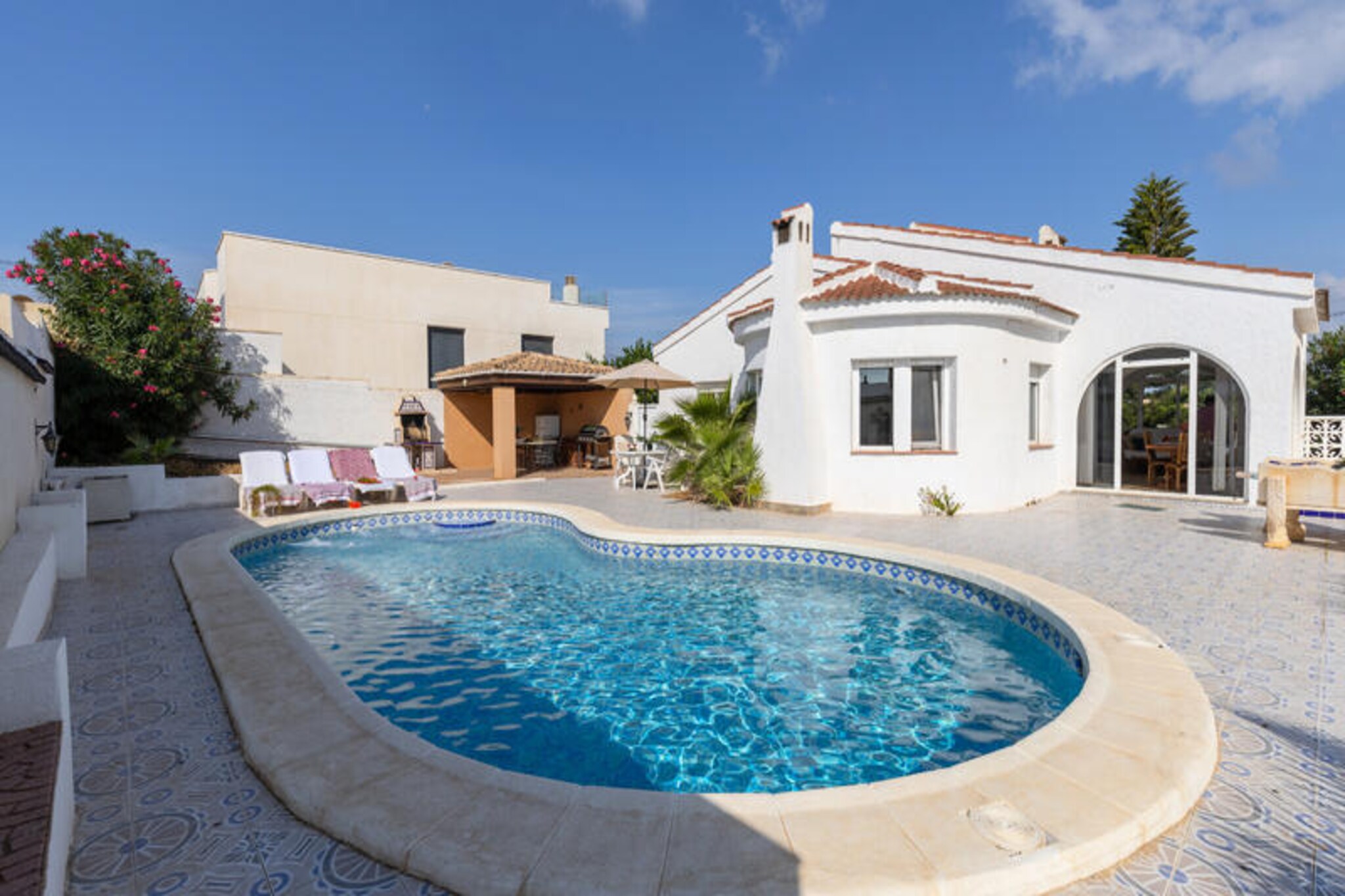 In the serene surroundings of Ciudad Quesada, this charming villa offers a perfect blend of tranquility and convenience, making it an ideal retreat for families and friends. Overlooking the renowned La Marquesa golf course, the villa’s garden provides a picturesque view that invites relaxation and leisurely mornings. Whether you’re a golf enthusiast or simply seeking a peaceful getaway, this property promises a memorable stay in the heart of the Costa Blanca.
The villa accommodates up to six guests across three spacious bedrooms and three bathrooms, ensuring comfort and privacy for everyone. Inside, the modern American-style kitchen is fully equipped with all essentials, including a refrigerator, microwave, oven, and dishwasher, making meal preparation effortless. The indoor living area is cozy and inviting, while the outdoor terrace offers a second living space perfect for al fresco dining or enjoying the private pool. Additional amenities include air conditioning, satellite TV, and high-speed internet, ensuring a seamless experience for guests.
Located in a quiet neighborhood, the villa is just minutes from supermarkets, restaurants, and the excellent La Marquesa Golf Club. The nearby town of Rojales offers a variety of shops and dining options, including the Mediterranean-inspired La Noria restaurant. For beach lovers, Guardamar del Segura’s stunning coastline is only 10 km away, while Torrevieja, 15 km away, boasts vibrant shopping centers like Las Habaneras and La Azenia.
Whether you’re unwinding by the pool, exploring the local attractions, or savoring Mediterranean cuisine, this villa is your gateway to the best of Costa Blanca. Book your stay and create unforgettable memories in this sunny Spanish paradise.