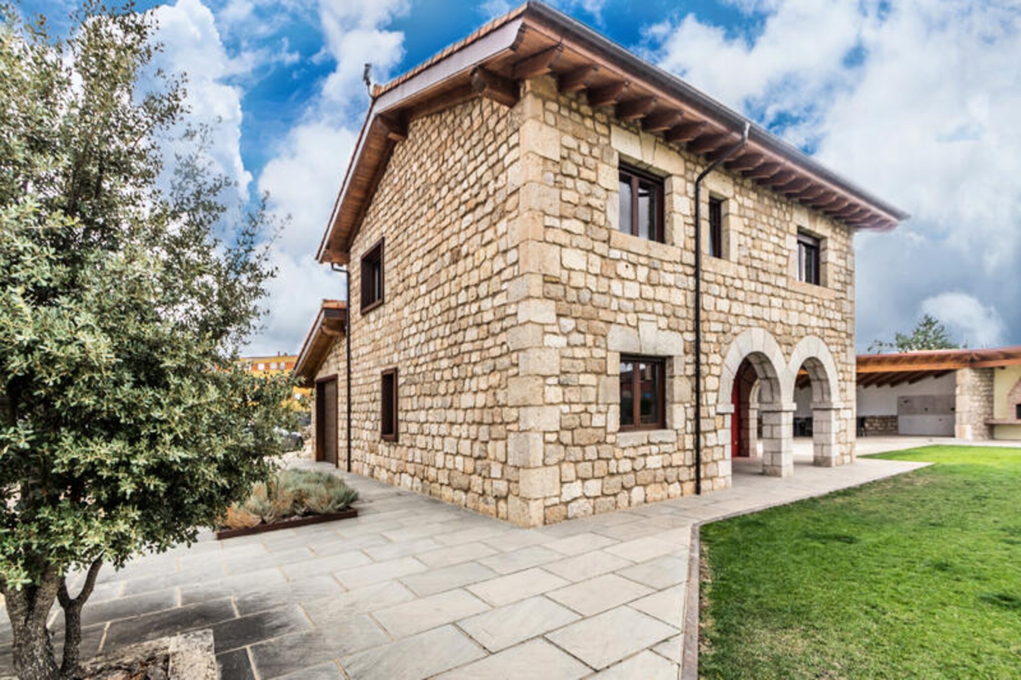 In the heart of Castile and León’s picturesque countryside, this newly built villa offers a harmonious blend of modern comfort and traditional charm. The stone exterior complements the energy-efficient design, ensuring a cozy atmosphere year-round while minimizing environmental impact. Whether you’re seeking a peaceful retreat or a base to explore the region’s rich history, this villa provides the perfect setting for unforgettable moments with family and friends. Imagine relaxing in the expansive garden or sharing stories over a barbecue in the spacious outdoor area, surrounded by the serene beauty of the Spanish landscape.
Inside, the villa boasts a thoughtfully designed layout. The ground floor features a welcoming living and dining area, a fully equipped modern kitchen ideal for preparing delicious meals, and a convenient full bathroom. Upstairs, you’ll find four comfortable double bedrooms and another full bathroom, offering ample space for up to eight guests. Underfloor heating ensures warmth during cooler days, making it an inviting haven in any season.
Located strategically, the villa is just 30 minutes from Burgos, 35 minutes from Frómista, and within an hour’s drive of iconic sites like Santo Domingo de Silos and the legendary Sad Hill Cemetery, famously featured in “The Good, the Bad and the Ugly.” Whether you’re exploring medieval towns, savoring local cuisine, or simply unwinding in the tranquil surroundings, this villa places you at the heart of Castilian culture.
With all amenities within walking distance and a fully fenced property for added privacy, this villa is more than a holiday home—it’s your gateway to the timeless charm of Castile and León.