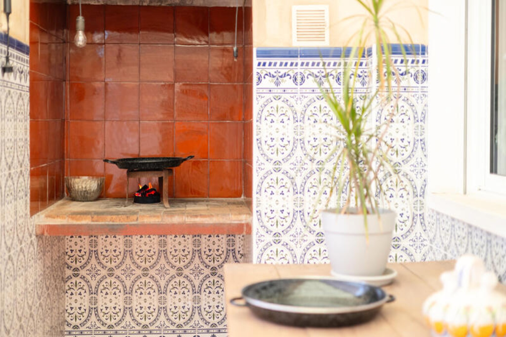 In the heart of the charming village of La Hoya, this delightful apartment offers a serene escape for families or small groups seeking sun, comfort, and convenience. With its spacious layout and modern amenities, this property is the perfect base to explore the vibrant Costa Blanca region while enjoying a peaceful retreat away from the bustling crowds. Imagine starting your day with a coffee on the expansive 100 m² terrace, surrounded by the gentle Mediterranean breeze, and ending it with a barbecue under the starry Spanish sky.
The apartment spans 150 m² and is designed with both style and functionality in mind. It features two cozy bedrooms and two full bathrooms, comfortably accommodating up to four guests. The separate kitchen is fully equipped with everything you need, from a ceramic hob and oven to a dishwasher and coffee maker, making it easy to prepare delicious meals. Additional amenities include Wi-Fi, air conditioning, heating, satellite TV in multiple languages, and even a washing machine and tumble dryer for your convenience. Outdoor parking and free parking options are also available, ensuring a hassle-free stay.
Located just steps from local restaurants and shops, the apartment is perfectly situated for exploring the area. The sandy shores of Playa del Pinet are only 10 km away, offering a tranquil spot to soak up the sun or enjoy a refreshing swim. For nature lovers, the El Hondo Nature Park and its serene lake are just 9 km away, providing opportunities for birdwatching and peaceful walks. Families will love the proximity to Parque el Pla amusement park and Rio Safari water park, both within a short drive. Golf enthusiasts can tee off at La Font del Llop Golf Course, just 18 km away, while Alicante International Airport is conveniently located 22 km from the property.
Whether you’re seeking relaxation, adventure, or a mix of both, this apartment in La Hoya promises an unforgettable holiday experience. Its blend of comfort, location, and charm makes it an ideal choice for your next getaway.