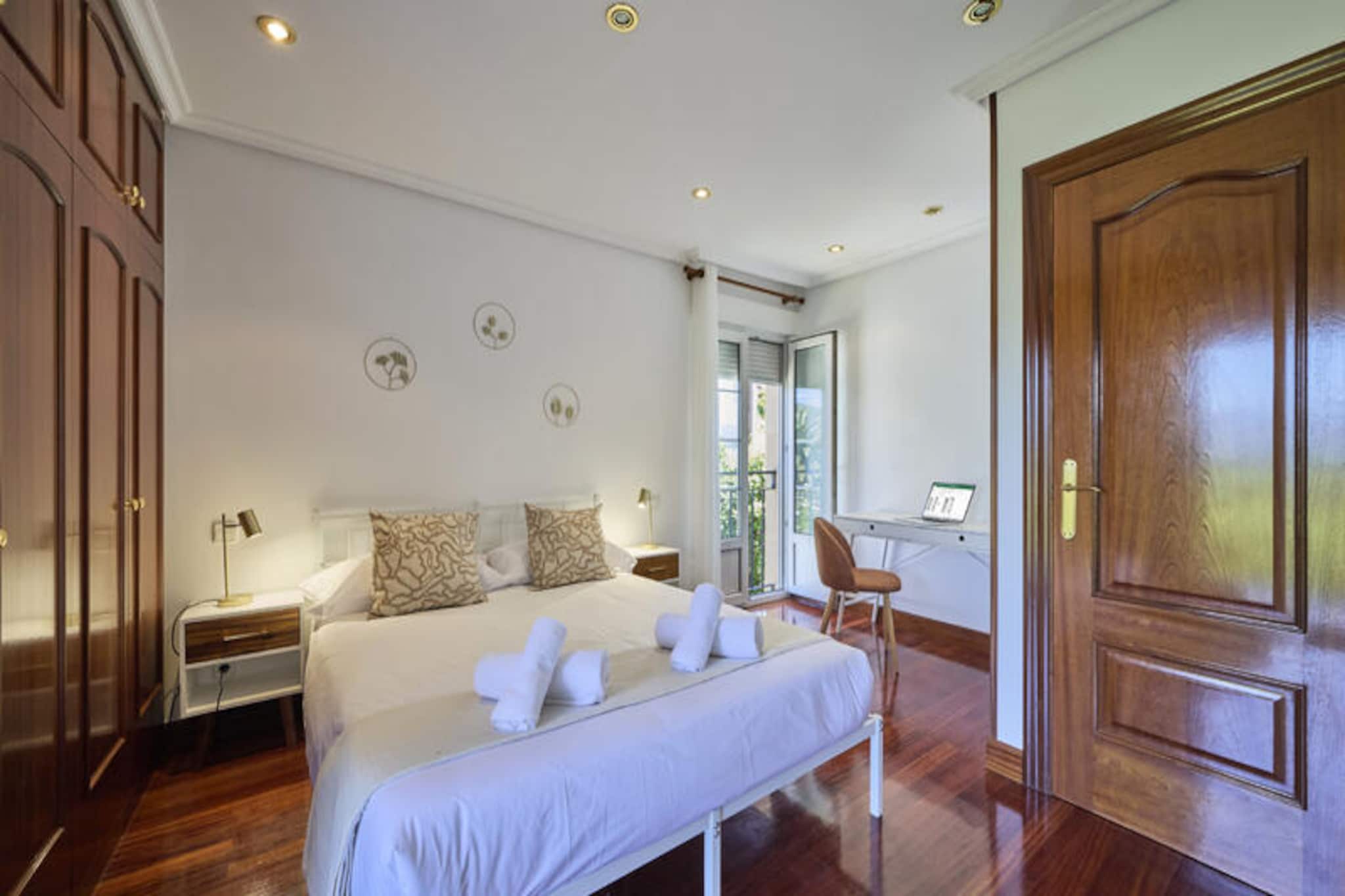 In the serene village of Gautegiz Arteaga, surrounded by the breathtaking landscapes of the Urdaibai Biosphere Reserve, this charming home invites you to experience the perfect blend of tranquility, nature, and Basque authenticity. Imagine waking up to the gentle sounds of nature, stepping out onto a balcony that offers sweeping views of the estuary and lush hills, and starting your day immersed in the beauty of this UNESCO-protected paradise. Whether you’re seeking a peaceful retreat or an adventure-filled getaway, this property offers the ideal setting for unforgettable memories.
The house is thoughtfully designed across two floors to ensure comfort and convenience. On the ground floor, you’ll find a fully equipped kitchen that opens onto a balcony, a cozy living room, two double bedrooms, and two full bathrooms. The first floor features an open-plan space with a lounge and bedroom area, an additional double bedroom, and a bathroom, making it perfect for families or groups of friends. Bright, airy, and meticulously maintained, every corner of this home is crafted to enhance your stay.
Step outside, and you’re just moments away from the wonders of Urdaibai. Explore the nearby Urdabai Bird Center, a haven for birdwatchers and nature enthusiasts, or hike to the Hermitage of San Pedro de Atxarre for panoramic views of the estuary. The pristine beaches of Laida and Laga, just five minutes away, offer opportunities for surfing, kayaking, and sailing, while the secluded Kanala beach promises a more intimate escape. Gautegiz Arteaga’s village square, with its pintxos bars and regional wines, is just 200 meters away, and the historic Arteaga Castle is a short stroll from your door.
With its privileged location, modern amenities, and proximity to cultural and natural treasures, this home is your gateway to the best of the Basque Country. Whether you’re here to relax, explore, or savor the local gastronomy, this property promises an exceptional stay.