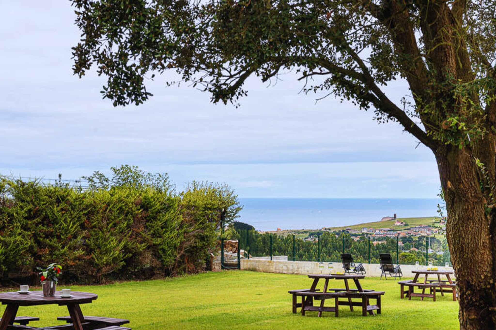 In the heart of a picturesque coastal village in Cantabria, this stunning new-build apartment combines the charm of history with the comforts of modern living. Set within a protected building dating back to the late 19th century, the original facade has been lovingly preserved while the interior has been completely reimagined with contemporary design and energy efficiency in mind. Completed in 2025, this residence offers a unique blend of heritage and innovation, making it a perfect retreat for travelers seeking both character and convenience.
Step inside to discover a thoughtfully designed living space, featuring a bright living and dining area with an open-plan kitchen, a cozy double bedroom, and a sleek bathroom with a walk-in shower. The apartment is fully equipped with all the essentials to ensure a comfortable and enjoyable stay. Outside, the shared gardens provide a tranquil space to unwind, offering breathtaking views of the sea and surrounding mountains, ideal for moments of relaxation after a day of exploration.
The location is truly unbeatable, just a five-minute stroll from the pristine beaches of Marzán and Los Caballos, and a short drive to other stunning coastal spots like Usgo and Liencres. For surfing enthusiasts, the renowned Berria beach is only 15 minutes away, while golf lovers will appreciate the proximity to the spectacular Golf Celia Barquín Abra del Pas, just 9 minutes from the property. With Santander, Santillana del Mar, and Cabarceno Park all within a 30-minute drive, this apartment serves as an excellent base for discovering the natural and cultural treasures of Cantabria.
Whether you’re here to soak up the sun on golden beaches, ride the waves, or explore the region’s rich history and landscapes, this apartment offers an unforgettable escape. Let the charm of Cantabria and the comfort of this exceptional property create memories to last a lifetime.