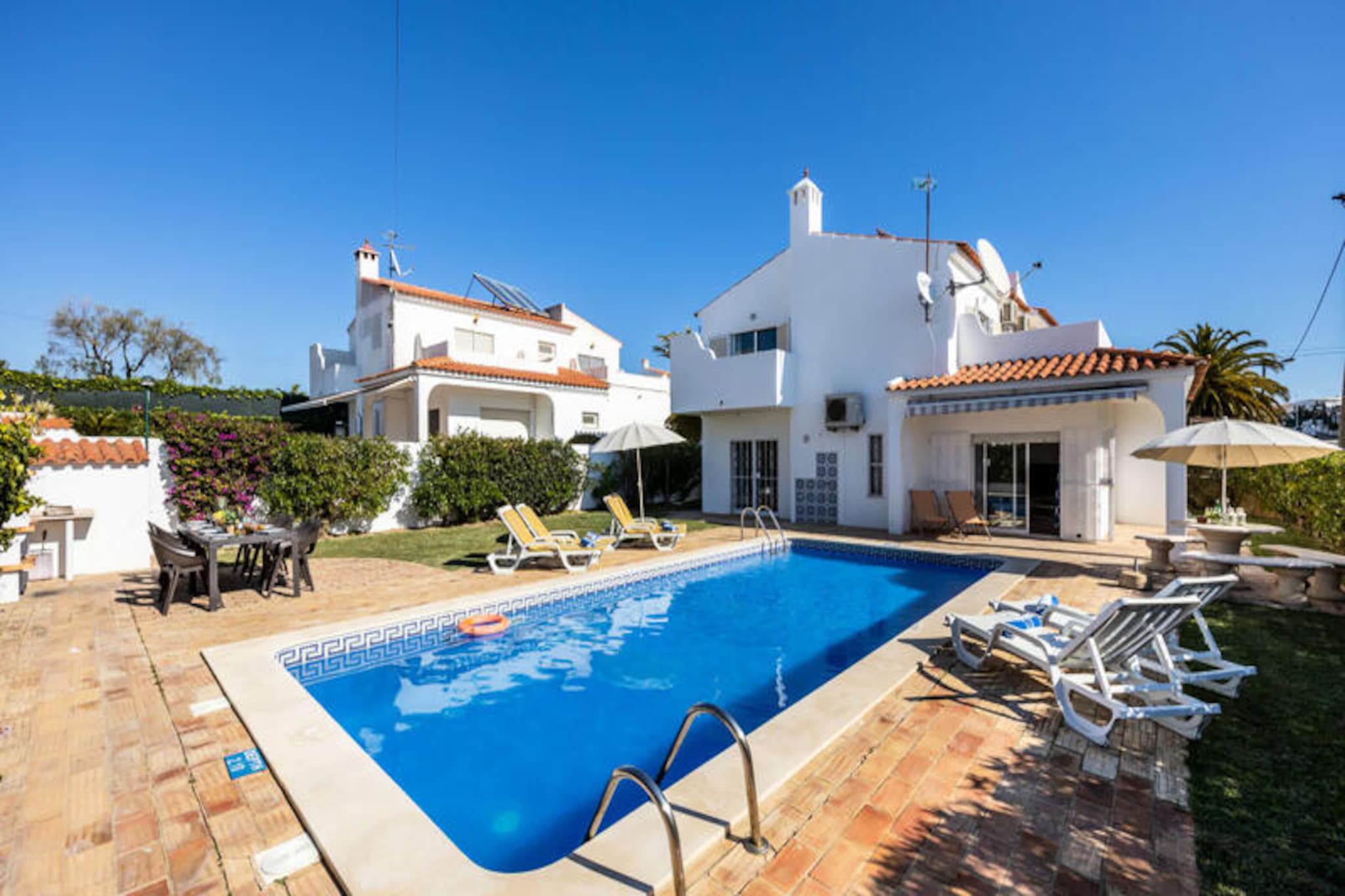 Villa in Galé with Pool near São Lourenço