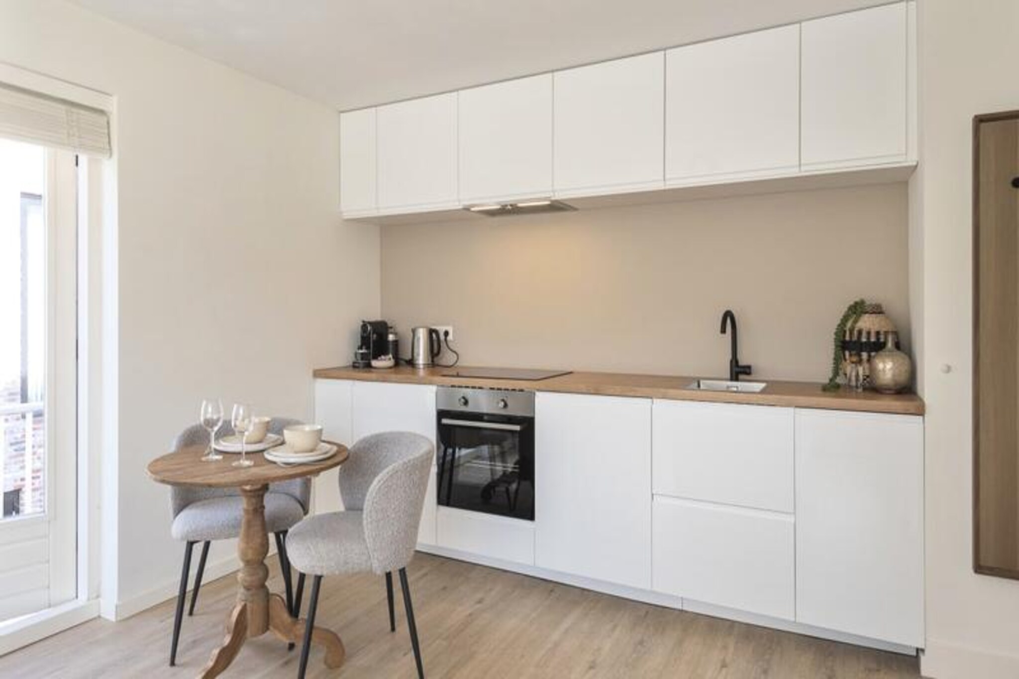 In the charming coastal town of Zandvoort, where the North Sea breeze meets golden sandy shores, Yucca Beachhouse offers a serene retreat for couples, close friends, or solo travelers seeking a blend of relaxation and sophistication. This stylish apartment is your gateway to the perfect seaside escape, just moments away from the vibrant heart of Zandvoort and its natural wonders.
Step inside and discover a harmonious blend of contemporary design and cozy comfort. The apartment features a thoughtfully designed bedroom with a plush double bed, ensuring restful nights. A modern bathroom adds a touch of luxury, while the fully equipped kitchen invites you to prepare delicious meals at your leisure. Unwind in the inviting living area with a flat-screen TV or step onto your private patio to bask in the sun and savor the tranquil ambiance.
Yucca Beachhouse is ideally situated, just a five-minute stroll from charming local cafes and a short distance from the expansive dunes and pristine beaches. Whether you’re exploring the nearby national parks of De Waterleidingduinen and Kennemerduinen, cycling along scenic trails, or simply enjoying the lively atmosphere of beach clubs, there’s something for everyone. For thrill-seekers, the iconic Circuit Park Zandvoort is just 1.2 km away, offering exciting events and activities.
With excellent public transport connections, including a train station just four minutes away, you can easily explore nearby Haarlem or Amsterdam, combining a city adventure with your beach getaway. Yucca Beachhouse promises an unforgettable stay, where every detail is designed to make your holiday truly special.