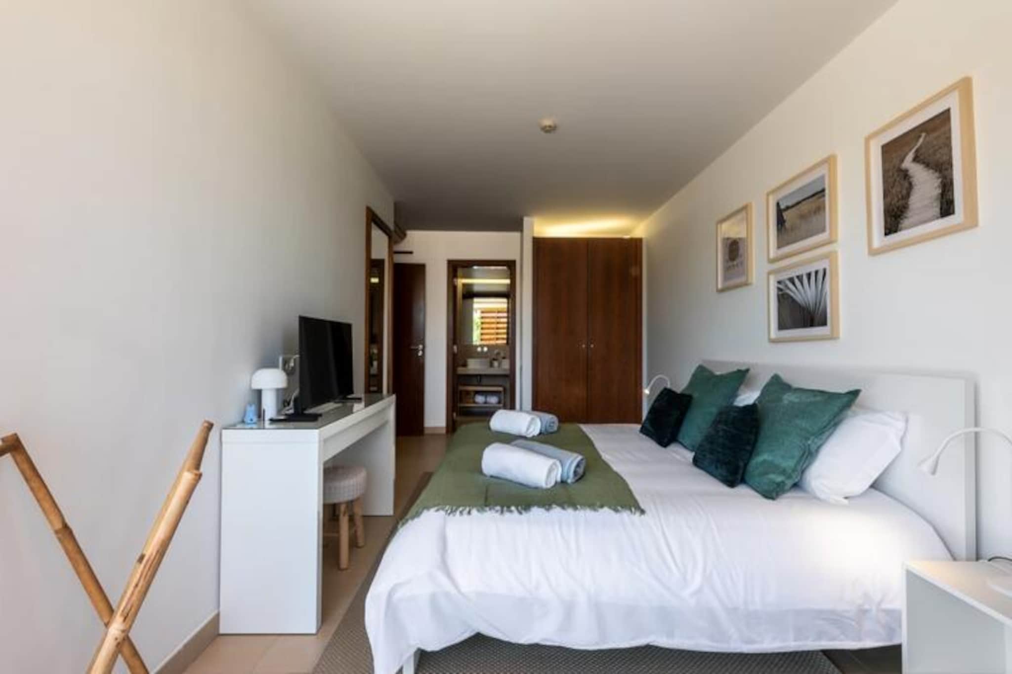 Apartment in Guia with Pool near Beaches