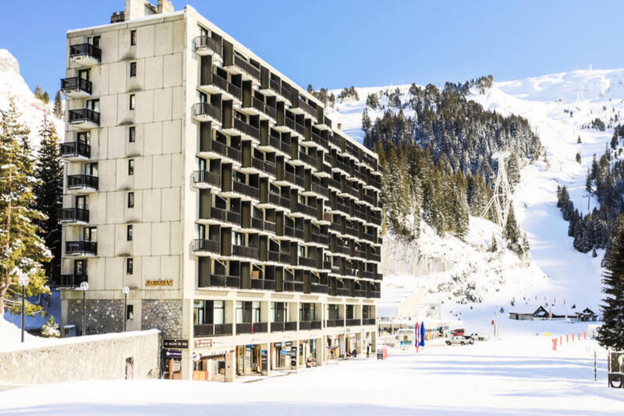 In the heart of the picturesque Flaine resort, the Aldébaran Residence offers a cozy retreat in the vibrant Forum district. Here, surrounded by the majestic peaks of the French Alps, you’ll find yourself immersed in a lively atmosphere where the charm of mountain life meets modern convenience. Whether you’re seeking thrilling ski adventures or tranquil alpine escapes, this location caters to every traveler’s dream.
This 2-room apartment, designed to accommodate up to six guests, provides a practical and budget-friendly stay without compromising on comfort. The living room invites you to unwind after a day on the slopes, while the fully equipped kitchen allows you to prepare hearty meals to share with loved ones. The separate bedroom offers a peaceful retreat, and the bathroom and separate toilet ensure convenience for all. With essential services like a cleaning kit and optional extras such as bed linen and end-of-stay cleaning, your stay is tailored to your needs.
Step outside, and you’re just a stone’s throw from the Flaine Forum ESF ski school meeting point and the slopes, making it effortless to dive into your alpine adventures. The nearby shopping center, only 50 meters away, offers a variety of shops, restaurants, and entertainment options, ensuring everything you need is within easy reach. Flaine’s dynamic resort activities, from skiing to après-ski events, promise unforgettable memories for visitors of all ages.
Choose the Aldébaran Residence for its unbeatable location, practical amenities, and the chance to experience the magic of Flaine. Whether you’re here for the snow-covered slopes or the summer mountain trails, this is your gateway to an authentic alpine adventure.