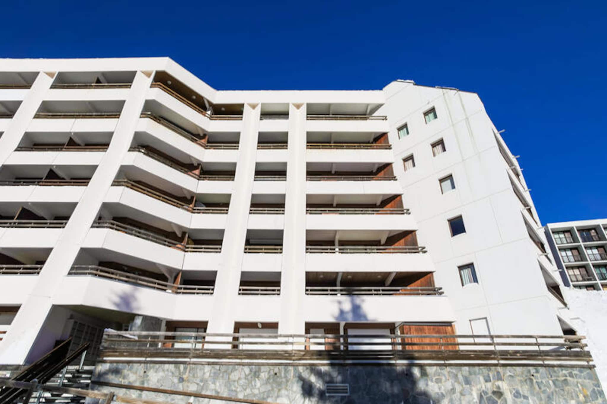 High above the serene Flaine Forêt district, this cozy 2-room apartment offers a peaceful alpine retreat just steps from the heart of the action. Imagine waking up to crisp mountain air, surrounded by the tranquil beauty of the Alps, yet only 200 meters from the lively shopping arcade where you can explore charming boutiques and enjoy local delicacies. Whether you're seeking adventure or relaxation, this location offers the perfect balance of convenience and calm.
Designed for up to four guests, the apartment features a thoughtfully arranged layout with a comfortable living room, a cozy sleeping alcove, a private bedroom, and a fully equipped kitchen for preparing hearty meals after a day on the slopes. The bathroom and separate toilet add to the convenience, while the tasteful decor and quality amenities ensure a warm and inviting atmosphere. With the Maeva Home Selection label, you can trust that your stay will be both comfortable and memorable.
For ski enthusiasts, the slopes are just 500 meters away, easily accessible via a free Skibus shuttle. After a day of skiing or snowboarding, unwind with a stroll through the nearby shopping arcade or relax in the peaceful surroundings of the residence. In summer, the area transforms into a paradise for hikers and nature lovers, with breathtaking trails and panoramic views.
Whether you're here to carve through fresh powder or explore the scenic beauty of the Alps, this apartment is your gateway to an unforgettable mountain escape. Book your stay and experience the charm of Flaine Forêt firsthand.