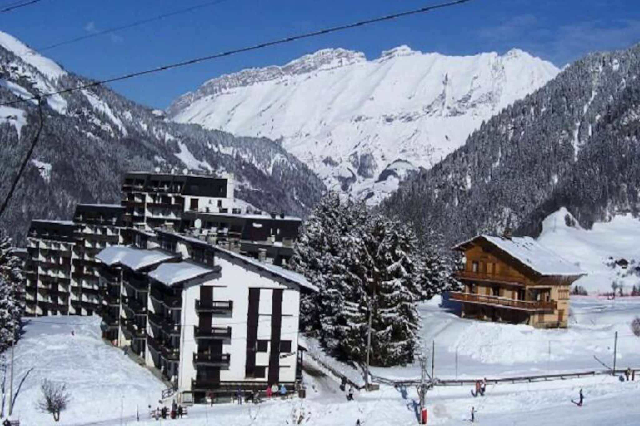 Ideally located at the foot of the slopes and close to shops.