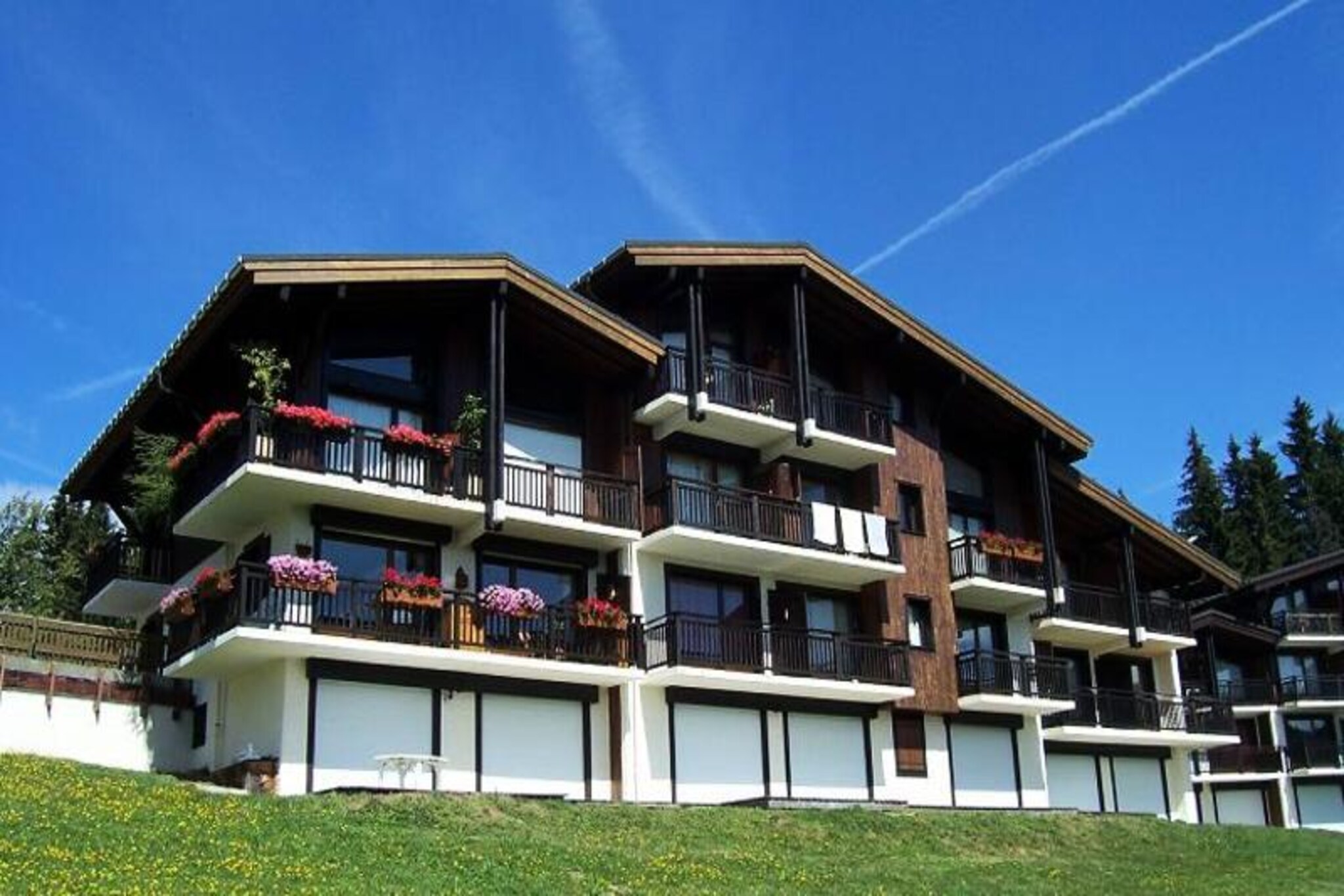 In the serene hamlet of Le Lachat, where the sun graces the slopes all day long, this charming apartment offers a quintessential alpine escape. Perched at the foot of the Lachat connecting slope, it boasts true ski-in/ski-out access to the expansive Espace Diamant ski area, with its 192 km of interconnected runs weaving through picturesque villages like Notre Dame de Bellecombe, Flumet, and Les Saisies. From your private balcony, soak in breathtaking views of the Mont Rond massif and the valley below, a panorama that transforms with the seasons.
Inside, the 50m² apartment is thoughtfully designed to accommodate up to six guests. The open-plan living area features a cozy lounge with a flat-screen TV and a fully equipped kitchen, complete with a ceramic hob, microwave, refrigerator, and dishwasher. Two inviting bedrooms provide flexible sleeping arrangements, including a double bed, twin beds, and a pull-out bed, ensuring comfort for families or groups. The modern bathroom with a shower and separate toilet adds to the convenience, while a ski locker and unassigned outdoor parking complete the practical amenities.
Beyond the apartment, the location is a haven for outdoor enthusiasts. In winter, the Espace Diamant ski area offers slopes for all levels, while summer brings hiking and mountain biking trails right to your doorstep. The Mont Rond chairlift, open twice a week, provides access to panoramic views of Mont Blanc, and the nearby Flumet lake offers a tranquil retreat for swimming and picnics. Essential shops, including a mini-market and pizzeria, are just 200 meters away, and the charming village center of Notre Dame de Bellecombe is a short drive.
Whether you’re seeking thrilling winter adventures or peaceful summer escapes, this apartment combines comfort, convenience, and an unbeatable location. Experience the magic of the French Alps with every sunrise and sunset from your sunny balcony.