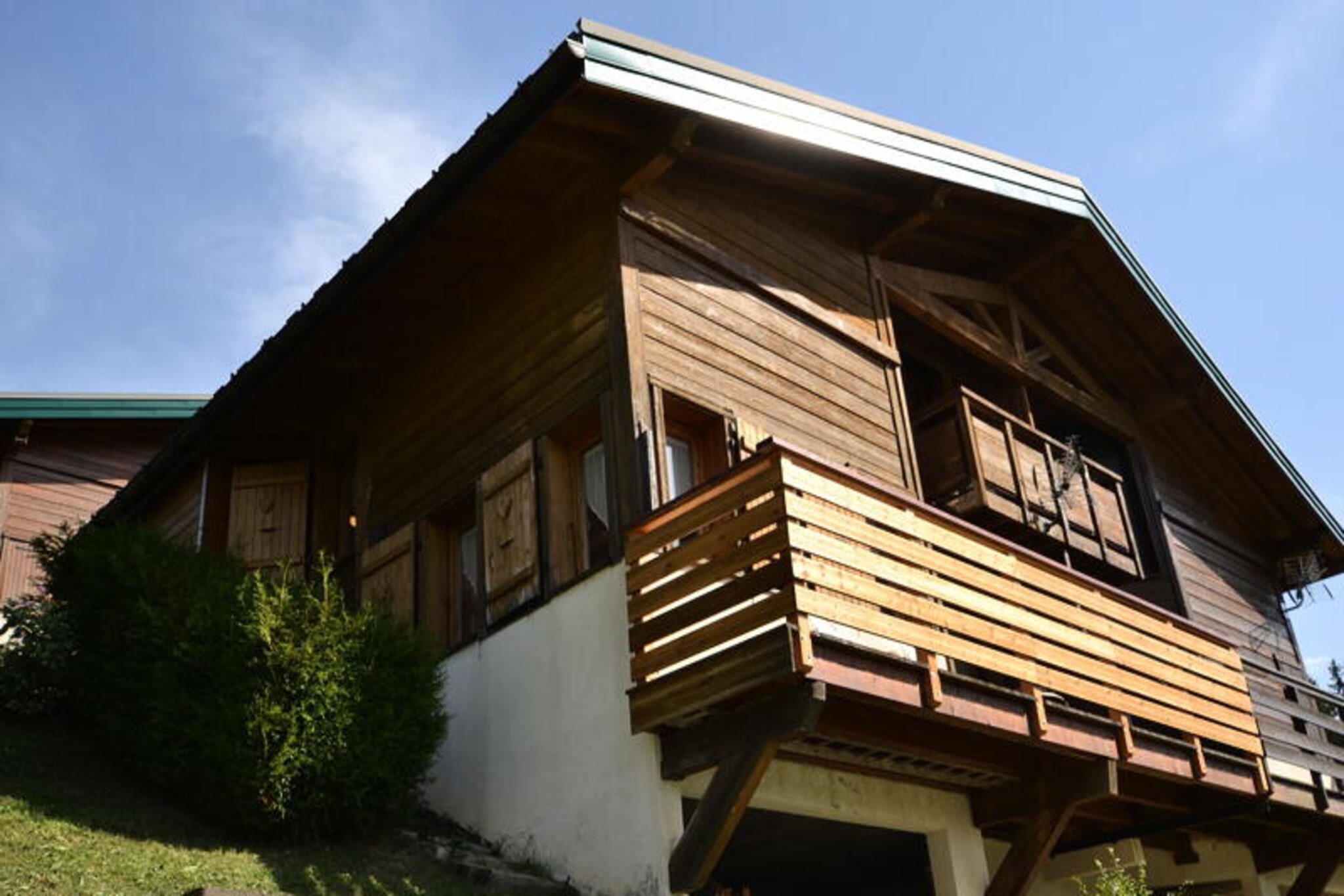 High above the picturesque valley of Notre Dame de Bellecombe, this charming semi-detached chalet offers a unique alpine retreat with breathtaking views of the Mont Rond massif. Imagine mornings filled with sunshine on the south-facing terrace, afternoons exploring the Espace Diamant ski area, and evenings unwinding by the decorative fireplace in the cozy living room. This is a place where tranquility meets adventure, creating unforgettable moments in every season. \n\nSpread across three levels, the chalet boasts 55 m² of living space, plus an additional 10 m² for added flexibility. The north level features a welcoming entrance with a wardrobe and a bathroom with a bathtub and toilet. On the first level, you’ll find two inviting bedrooms: one with a double bed and balcony access, and another with bunk beds and a single bed. The lower level is the heart of the home, with a bright living room, a pull-out sofa bed, a dining area, and a fully equipped kitchen. Modern amenities such as a dishwasher, washing machine, and ski locker ensure a comfortable stay, while the balcony offers a serene spot to soak in the alpine views. \n\nThe chalet’s location is ideal for ski enthusiasts, with ski-in/ski-out access to the connecting slope leading to the expansive Espace Diamant. In summer, the Mont Rond chairlift opens up panoramic vistas of Mont Blanc, and nearby trails invite you to explore on foot or by bike. The Flumet lake and leisure center, just 9 km away, provide additional outdoor activities for families and nature lovers. \n\nWhether you’re seeking thrilling slopes or peaceful mountain walks, this chalet is your gateway to the best of Notre Dame de Bellecombe. With its sunny terrace, exceptional views, and proximity to local shops, it promises a dream holiday in the heart of the French Alps.