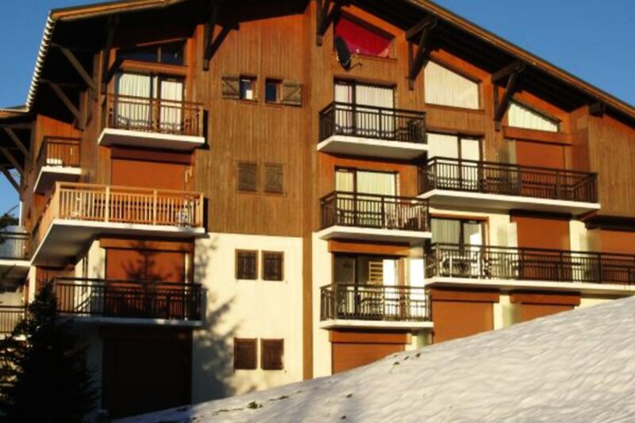 In the picturesque village of Notre Dame de Bellecombe, where the charm of Savoyard traditions meets the thrill of alpine adventures, this cozy apartment in the Le Chambet residence offers an unforgettable mountain escape. Surrounded by breathtaking views of the Alps and just a short stroll from local shops and restaurants, it’s the perfect retreat for families or couples seeking both relaxation and excitement. The southwest-facing terrace invites you to bask in the sun throughout the day and savor stunning sunsets over the peaks.
Designed for up to six guests, the apartment is most comfortable for four, ensuring a spacious and enjoyable stay. The layout includes a welcoming living area with a sofa bed, a fully equipped open-plan kitchen, and a charming bedroom with a double bed and dressing room. The alcove with bunk beds adds a playful touch for younger guests. Modern amenities such as a washing machine, television, and a private ski locker make your stay convenient and stress-free. The residence also boasts dedicated parking for added ease.
Located just 300 meters from the Espace Diamant ski area, you’ll have access to 192 km of interconnected slopes spanning six idyllic resorts. In summer, explore scenic hiking and biking trails or take the Mont Rond chairlift for panoramic views of Mont Blanc. Nearby attractions include the Flumet lake for water sports and the renowned village of Megève, just a 15-minute drive away.
Whether you’re here to ski, hike, or simply unwind, this apartment offers the perfect base to create cherished memories in the heart of the French Alps.