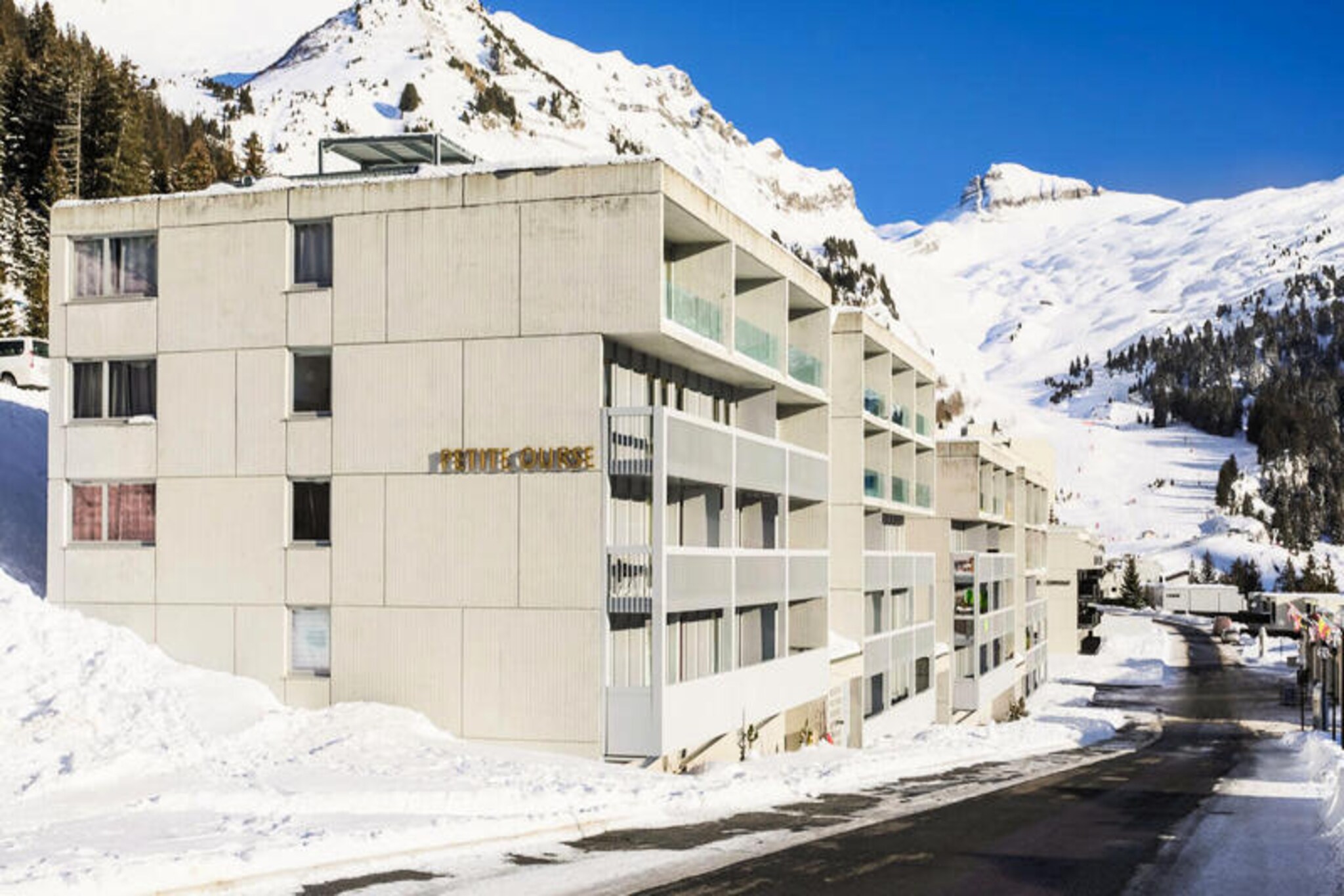 High above the serene alpine valley, Résidence La Petite Ourse offers a harmonious blend of comfort and charm, making it the ideal retreat for your mountain getaway in Flaine. Surrounded by breathtaking peaks and nestled in a tranquil setting, this residence invites you to immerse yourself in the beauty of the French Alps while enjoying modern conveniences. Whether you're here for thrilling winter sports or summer adventures, the atmosphere promises relaxation and unforgettable memories.
The recently renovated apartments are thoughtfully designed to accommodate up to six guests, featuring a spacious layout of 100 m². With three cozy bedrooms, three bathrooms, a separate toilet, and a welcoming living area, every detail has been considered to ensure your stay is as comfortable as possible. The fully equipped kitchen allows you to prepare delicious meals after a day of exploring, while the tasteful decor and quality amenities create a warm, inviting ambiance. Additional services such as a cleaning kit and optional end-of-stay cleaning add to the convenience of your stay.
Located just 350 meters from the ski lifts, the residence provides easy access to the slopes, with the option of a ski bus for added ease. Directly opposite the Flaine Forêt shopping center, you'll find shops and restaurants at your doorstep, ensuring all your needs are met. Guests also benefit from the exclusive Leisure Pass, granting free access to a variety of activities such as treetop adventure courses, water games, and trampolines, perfect for families and adventure seekers alike.
Choose Résidence La Petite Ourse for a holiday that combines the best of alpine charm, modern amenities, and an unbeatable location. Whether you're carving through fresh powder or soaking up the summer sun, this is your gateway to an unforgettable mountain experience.