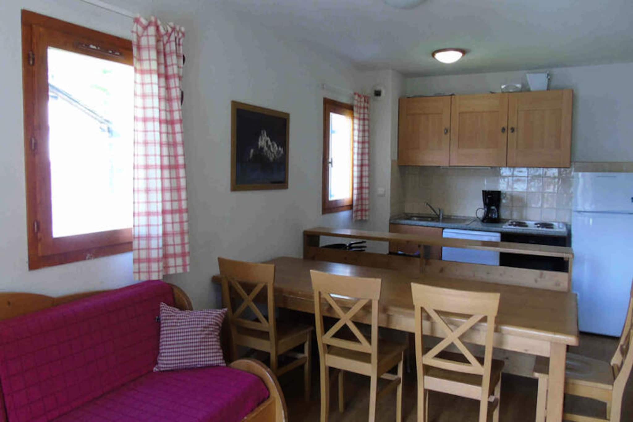 3 Rooms for 8 People