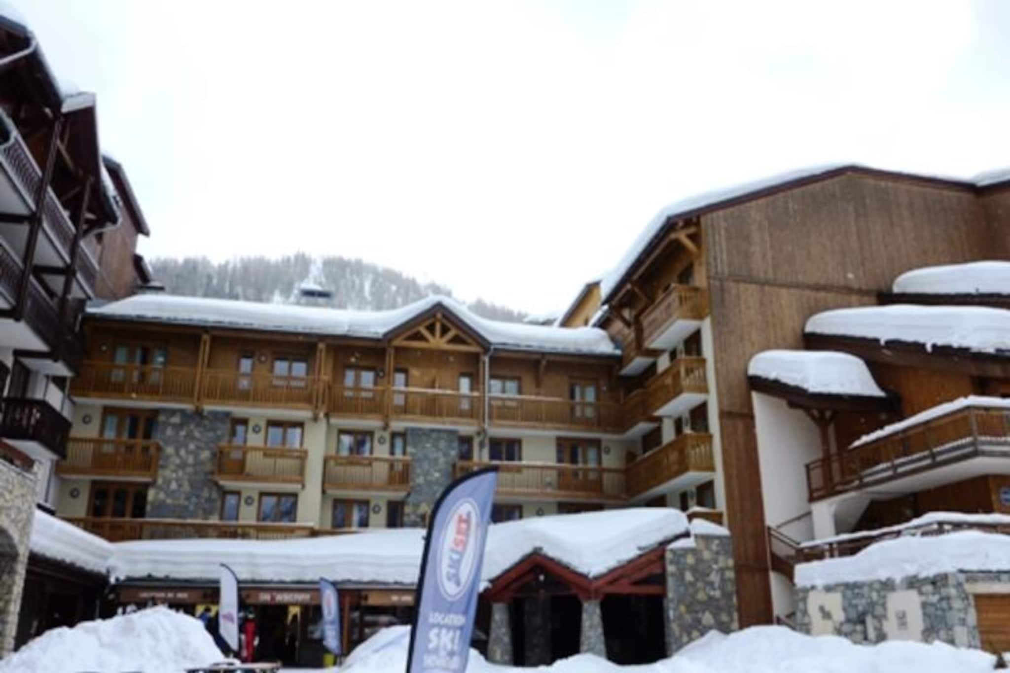 Superb 3-room apartment with a sleeping alcove for 8 people located in Val d'Isère, ski-in/ski-out and 500m from the village centre, shuttle bus