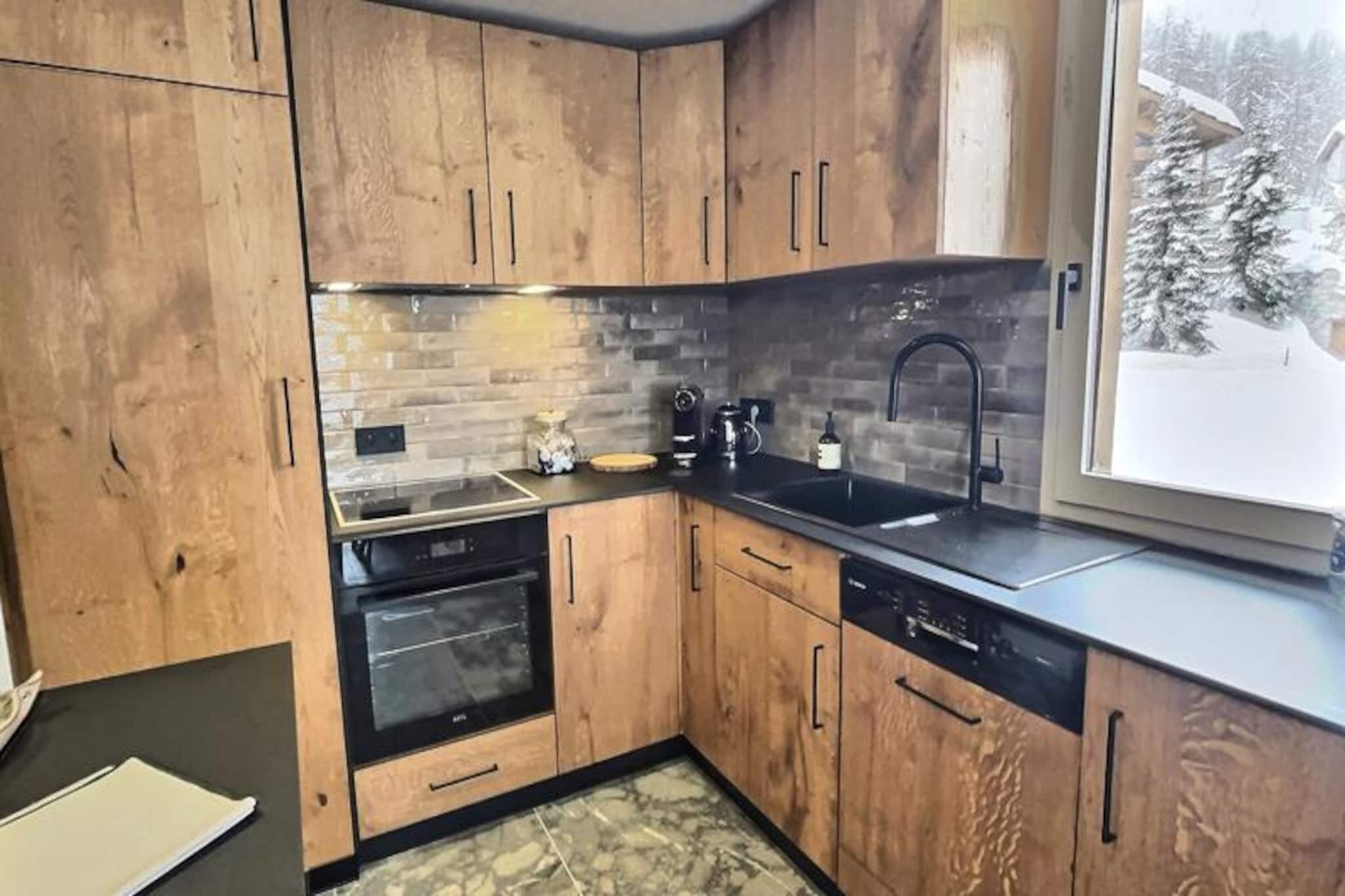 Charming 2-bedroom apartment for 4 to 5 people, located in Val d'Isère in the La Legettaz district at the foot of the slopes