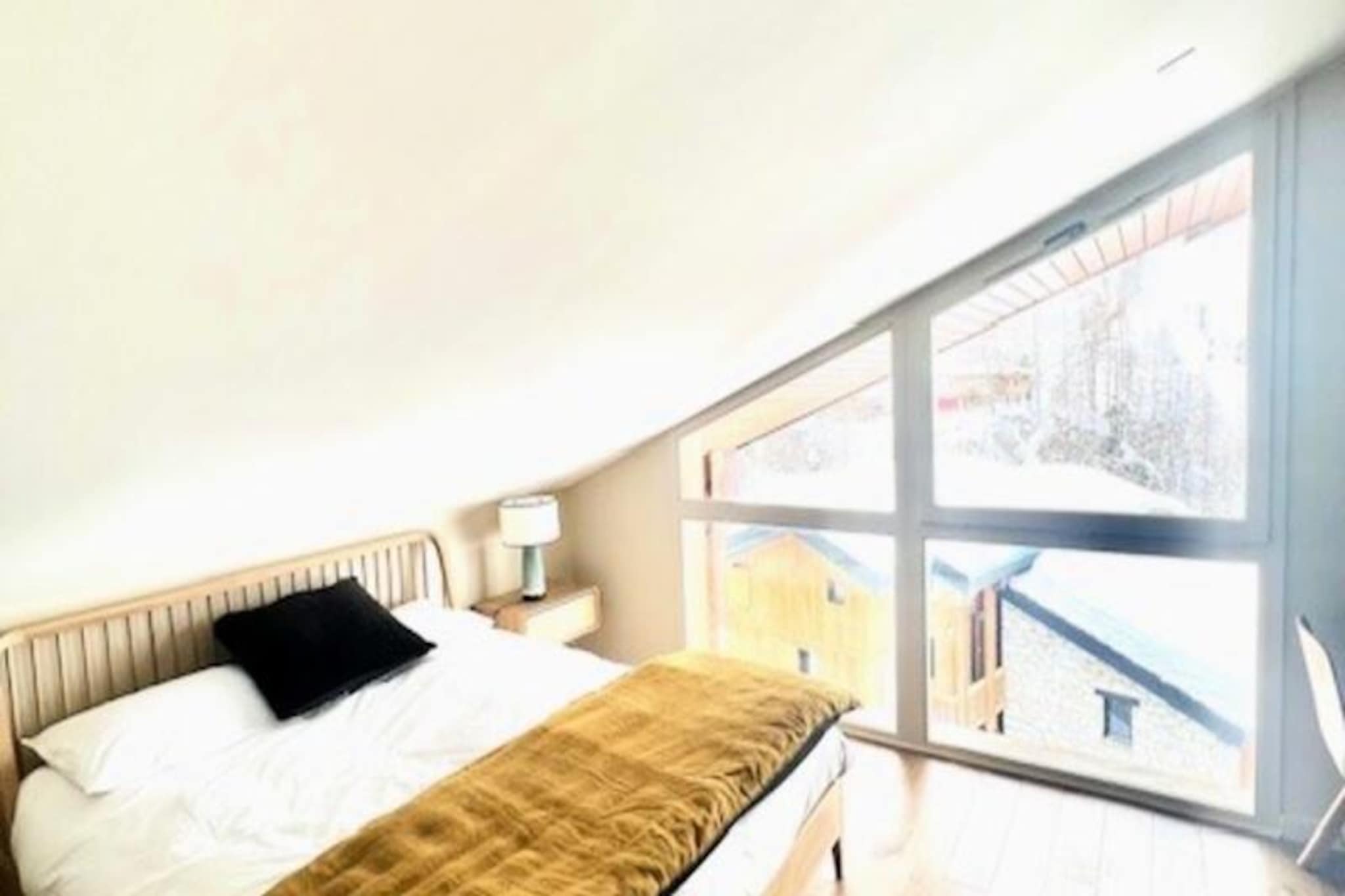 Charming 2-bedroom apartment for 4 to 5 people, located in Val d'Isère in the La Legettaz district at the foot of the slopes