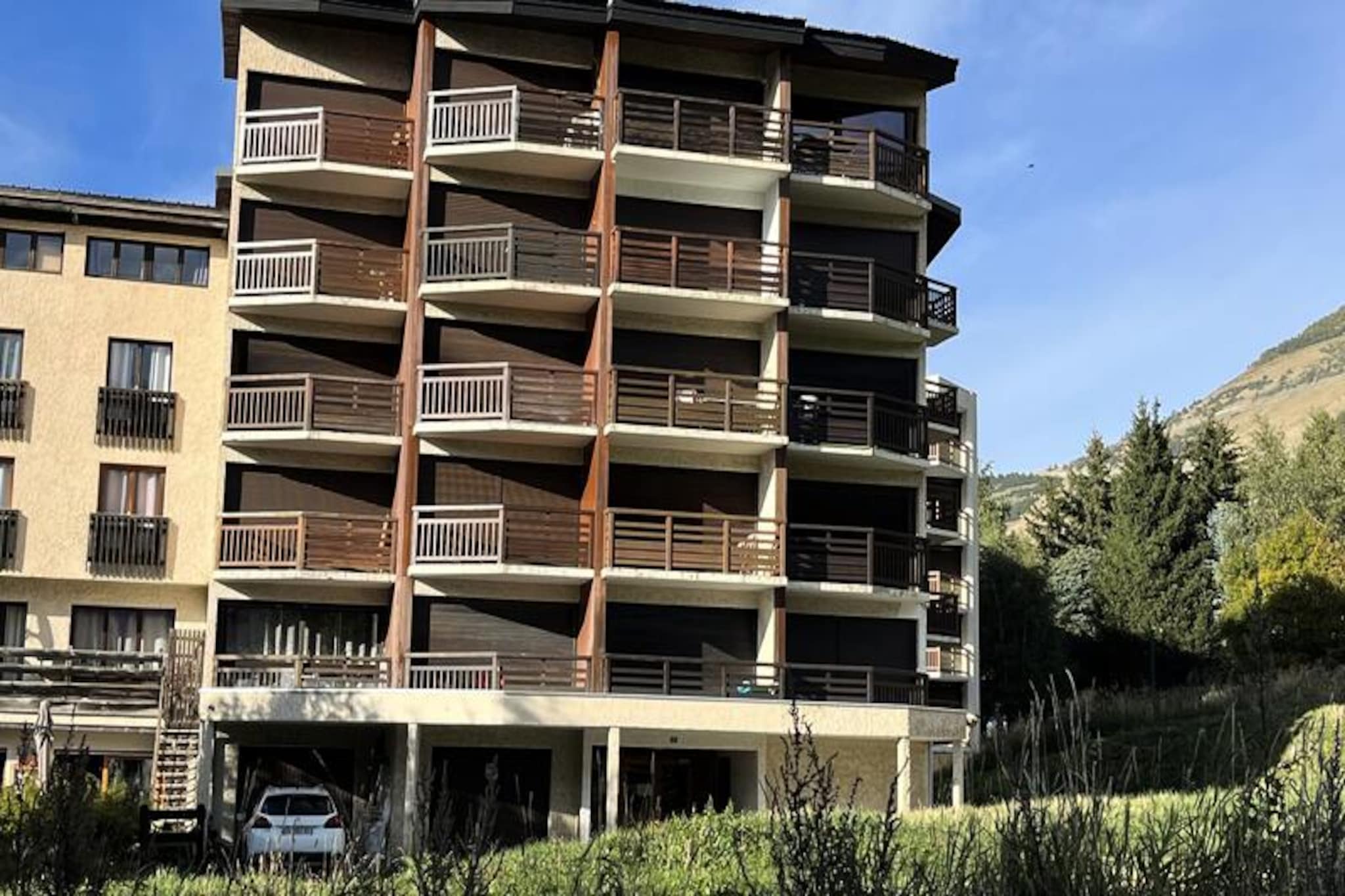 In the heart of the French Alps, this charming 36m² apartment offers a cozy retreat just steps from the slopes. Located on the first floor of a small four-story building with an elevator, it is perfectly positioned only 100 meters from the Diable ski lift and 500 meters from the ESF ski school meeting point. Imagine starting your day with a breathtaking view from your southeast-facing balcony, soaking in the crisp mountain air before heading out for a day of alpine adventures. This bright and inviting space is ideal for couples, small families, or friends seeking a memorable getaway in the mountains. \n\nThe apartment is thoughtfully designed to provide comfort and convenience. It features a sleeping alcove with a bunk bed, a cozy bedroom with a double bed, and a bathroom with a bathtub and sink. The separate toilet adds extra practicality, while the living room invites relaxation with its comfortable sofa and television. The fully equipped kitchen is perfect for preparing hearty meals after a day on the slopes, complete with a refrigerator, freezer compartment, oven, microwave, ceramic hob, toaster, kettle, Nespresso coffee machine, raclette grill, and dishwasher. The southeast-facing balcony is the perfect spot to unwind and take in the stunning alpine scenery. \n\nBeyond the apartment, the location is a dream for outdoor enthusiasts. With the Diable ski lift just a short walk away, you’ll have easy access to some of the best skiing in the region. The ESF ski school is within walking distance, making it a convenient choice for families with children or beginners. In the summer, the area transforms into a haven for hikers and cyclists, with scenic trails and breathtaking views at every turn. \n\nWhether you’re visiting for a winter ski holiday or a summer mountain escape, this apartment offers the perfect blend of comfort, convenience, and alpine charm. Create unforgettable memories in this idyllic setting, where every moment is framed by the beauty of the French Alps.