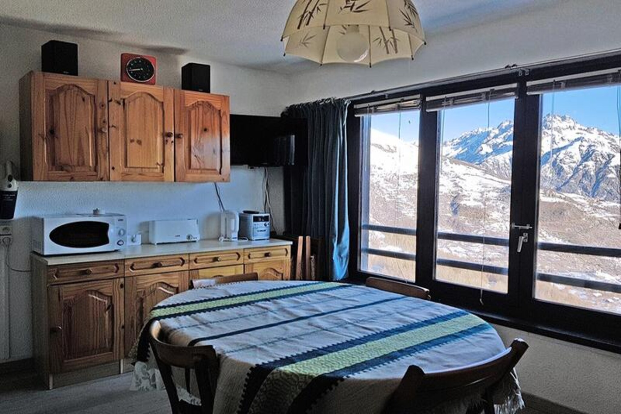 High above the valley floor, this charming 31m² apartment on the 8th floor of Residence Pendine 1 invites you to experience the magic of the French Alps. Imagine waking up to the crisp mountain air and panoramic views, ready to embark on a day of adventure in the heart of one of Europe’s most beloved ski destinations. Whether you’re here for the snow-covered slopes or the lush summer trails, this cozy retreat offers a perfect base for your alpine escape.
Inside, the apartment is thoughtfully designed to accommodate up to five guests. The entrance features a sleeping alcove with a sturdy bunk bed, while the main room combines a kitchenette, dining area, and living space complete with a sofa bed, flat-screen TV, and mini stereo system. A separate alcove with a double bed and wardrobe ensures privacy and comfort. The bathroom is equipped with a hairdryer, and the WC is conveniently separate. Ski lockers on the ground floor and paid Wi-Fi access make your stay even more practical.
The location is ideal for exploring the region’s renowned ski slopes and hiking trails. Nearby, you’ll find charming mountain villages, local markets, and breathtaking vistas that will leave you in awe. Whether you’re skiing down powdery pistes or enjoying a summer picnic surrounded by wildflowers, the area offers endless opportunities for outdoor enthusiasts.
With its warm ambiance and unbeatable location, this apartment is a wonderful choice for families, couples, or small groups seeking both adventure and relaxation in the Alps. Let the mountains inspire your next unforgettable holiday.